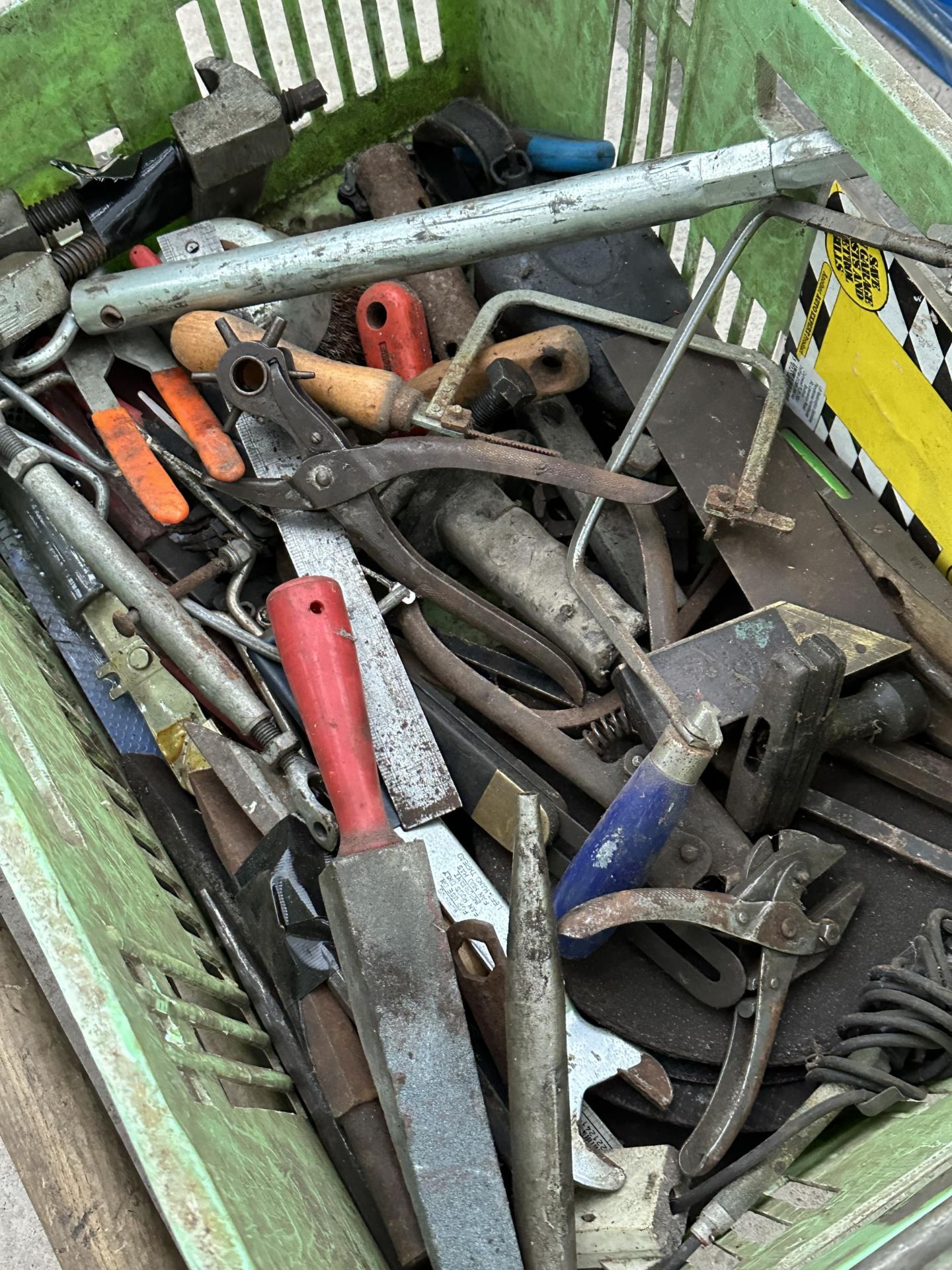 AN ASSORTMENT OF TOOLS TO INCLUDE A PICK AXE AND AN AXE ETC NO VAT - Image 5 of 5