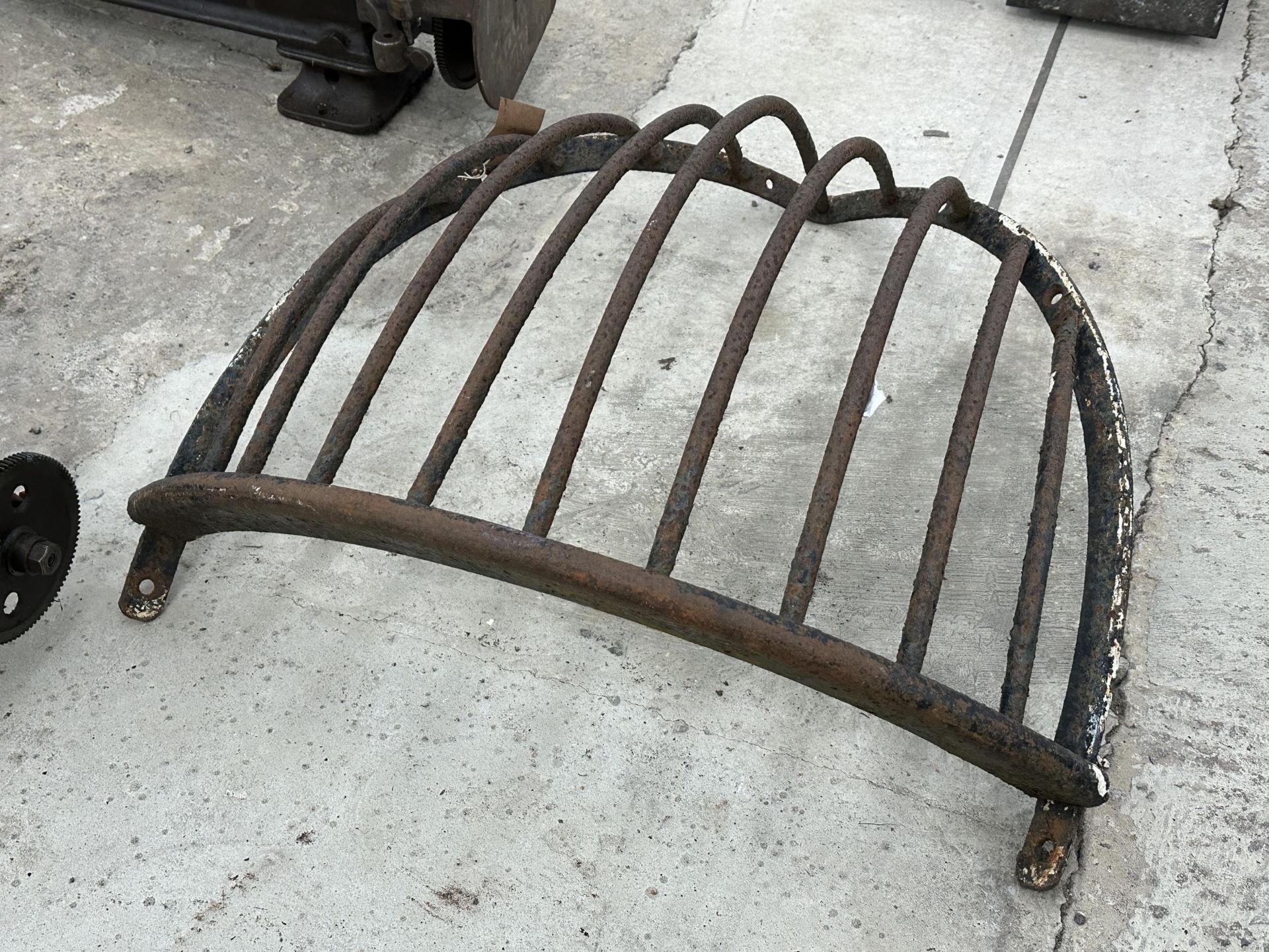 A VINTAGE CAST IRON CORNER HAYRACK NO VAT - Image 3 of 3