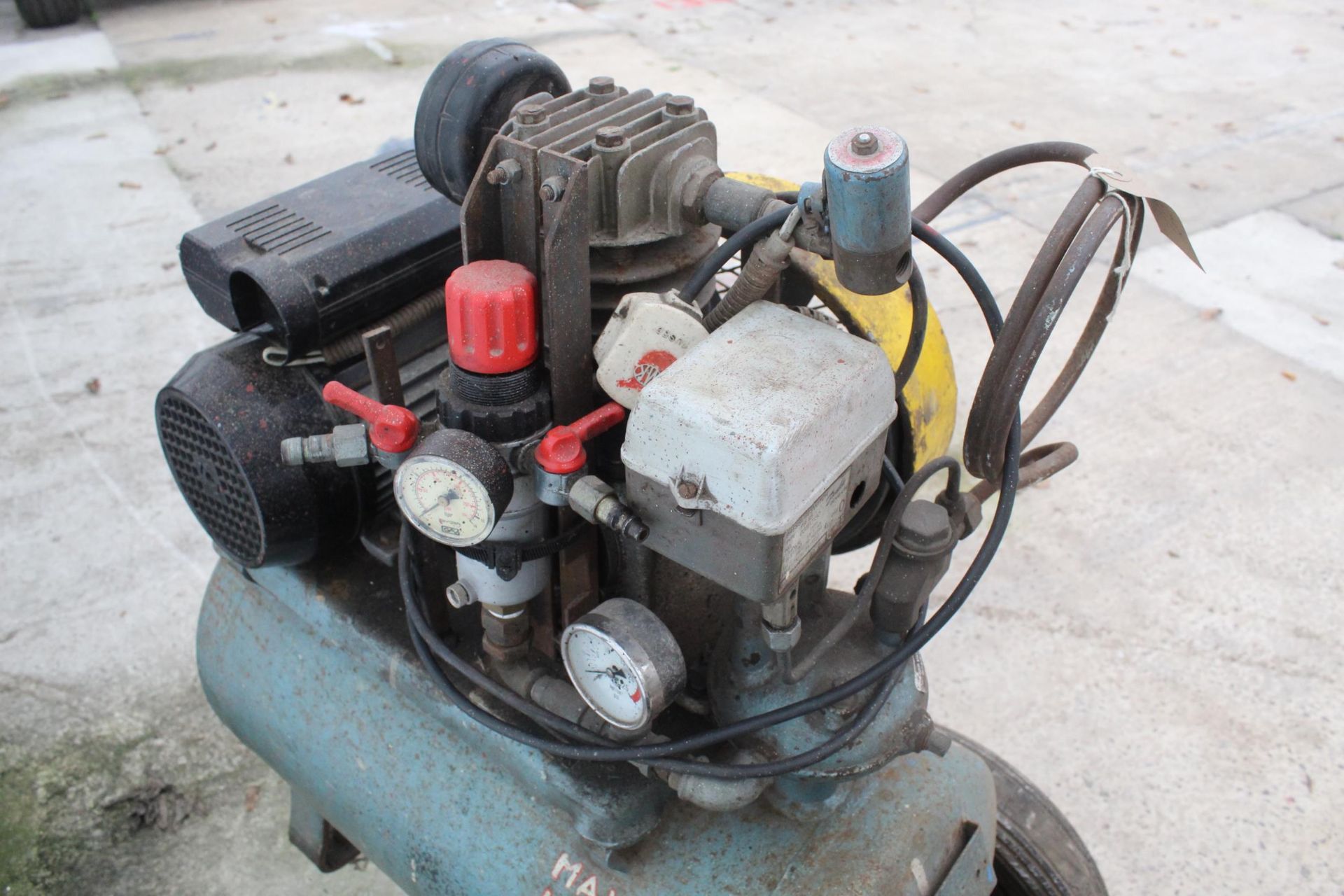 A 240 VOLT COMPRESSOR, 150 PSI (WORKING) NO VAT - Image 3 of 4