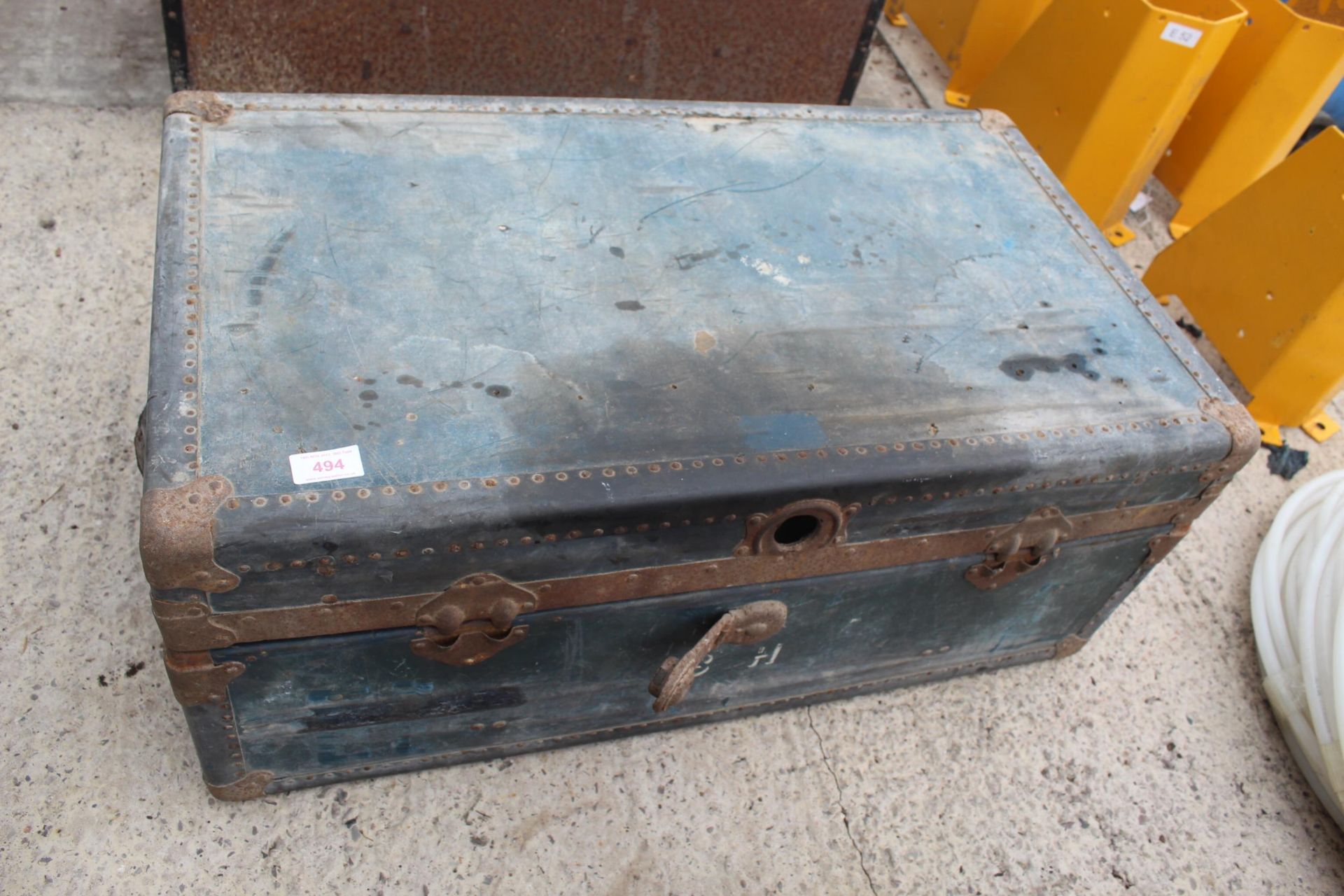 A TRUNK CONTAINING WHEELS NO VAT