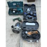 AN ASSORTMENT OF POWER TOOLS TO INCLUDE A ROUTER AND A BATTERY DRILL ETC NO VAT