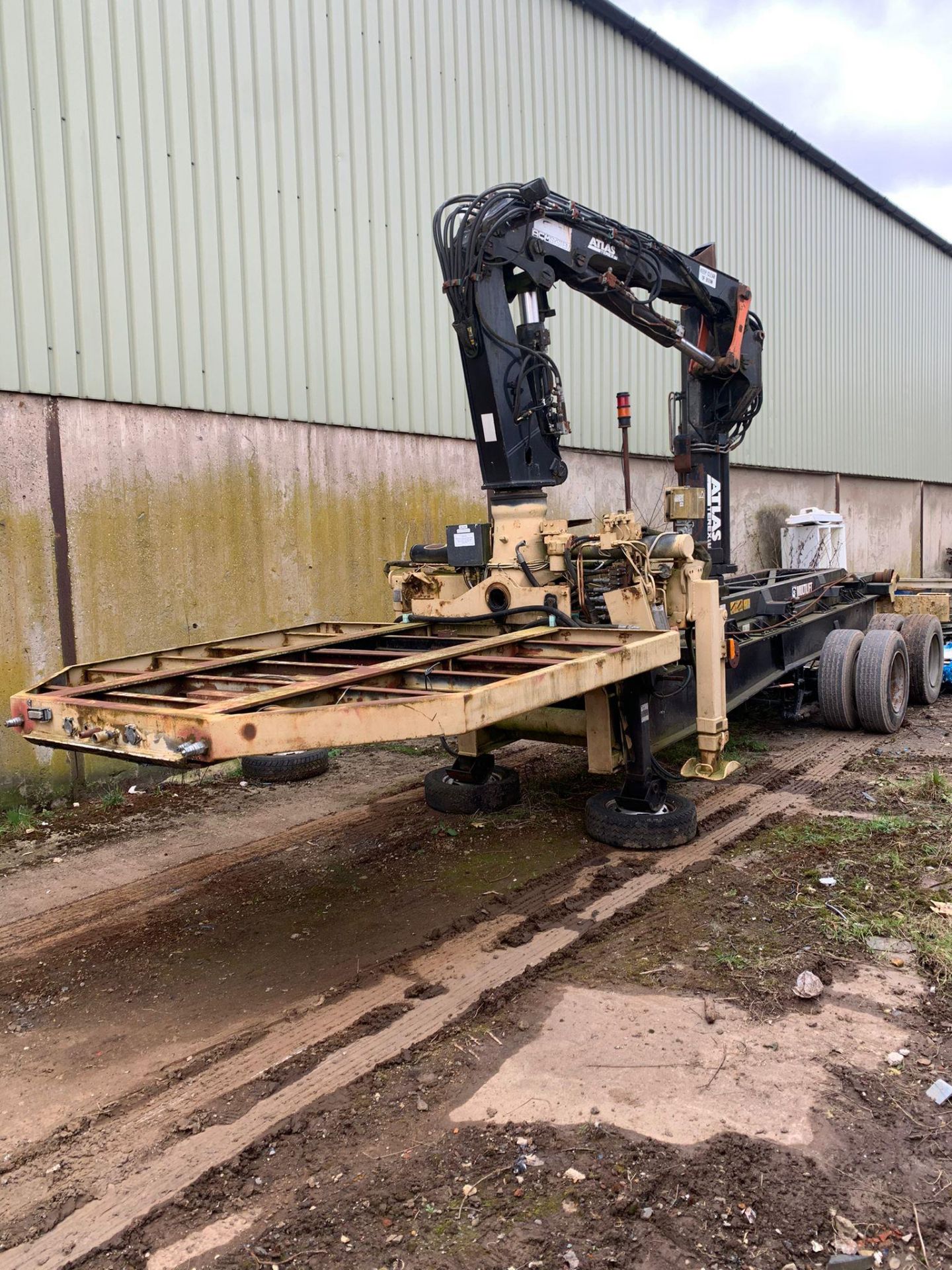 A FULLY OPERATIONAL 5TH WHEEL TRAILER CUSTOM BUILT FOR THE HIAB ATLAS 120.2 & SKIP GEAR -THE ATLAS