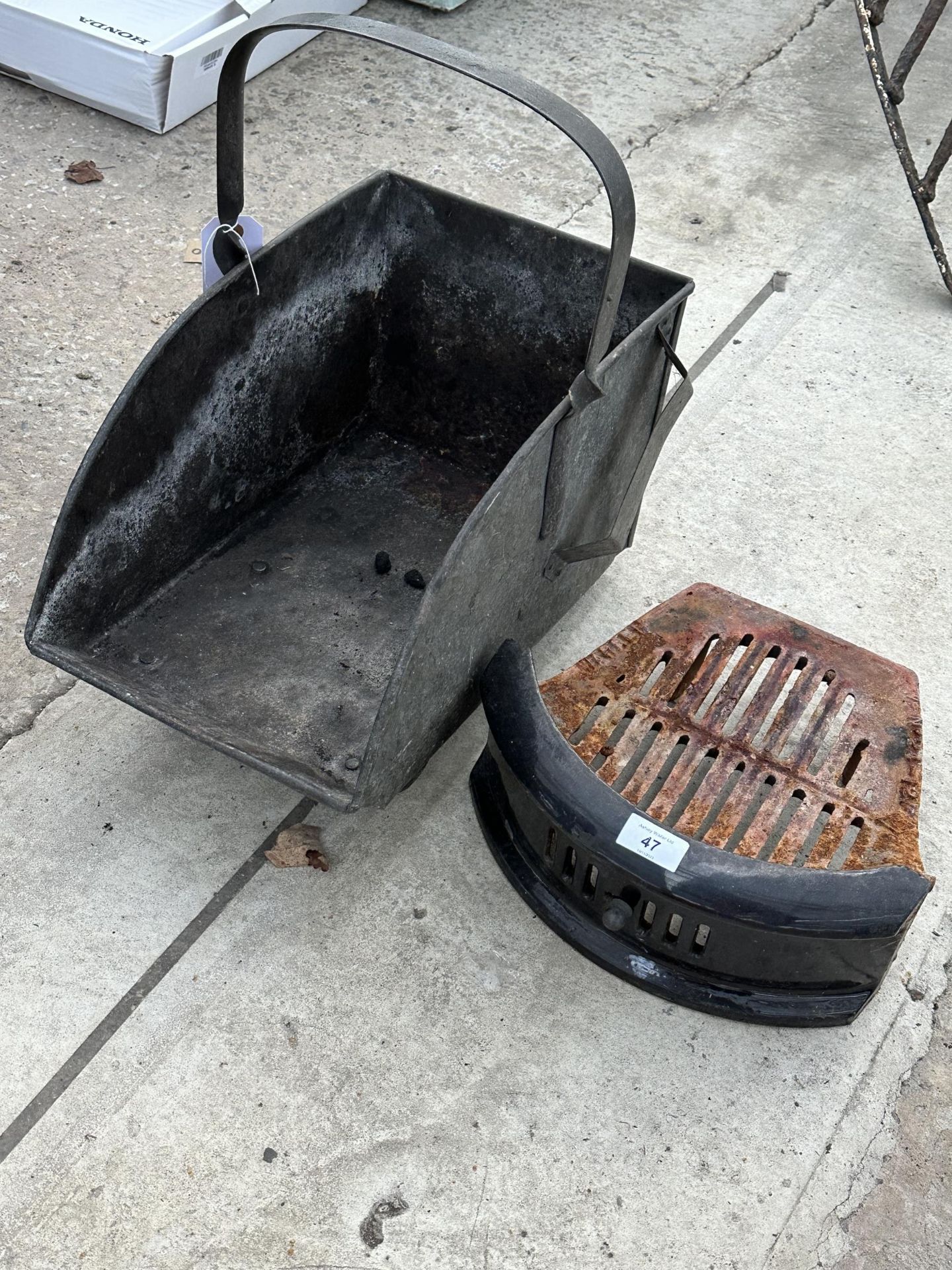 AN ASSORTMENT OF FIRESIDE ITEMS TO INCLUDE A GRATE AND A COAL BUCKET NO VAT