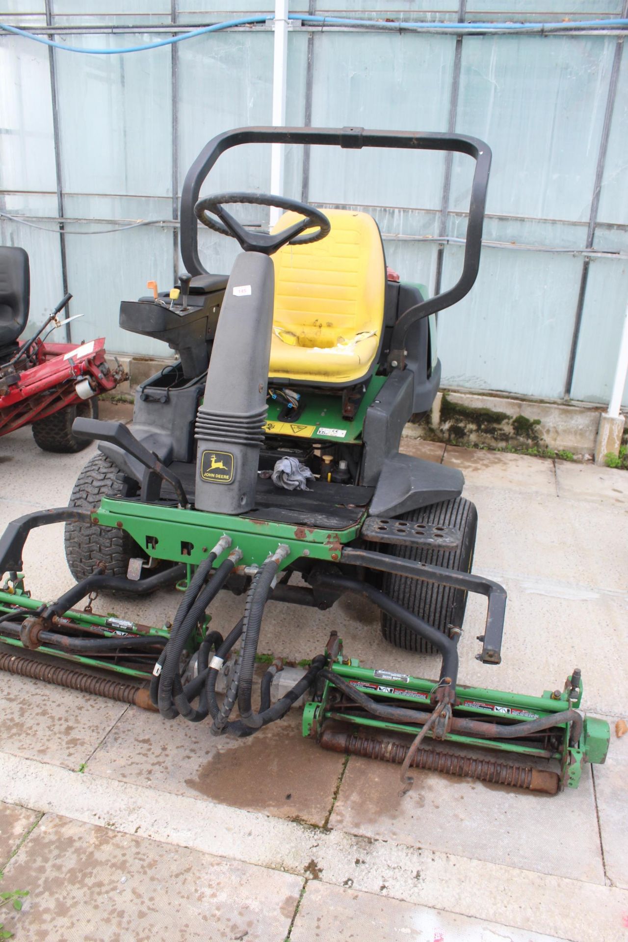 A JOHN DEERE 2500 RIDE ON MOWER COMES WITH SPARE SET OF CUTTING REELS AND A SET OF DE-THATCHER ROLLS - Image 3 of 8