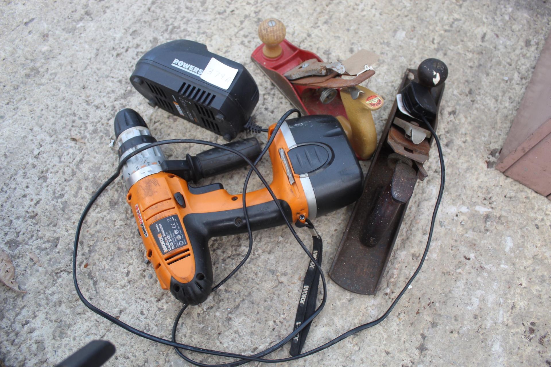 2 HAND PLANES AND BATTERY DRILL WITH CHARGER NO VAT