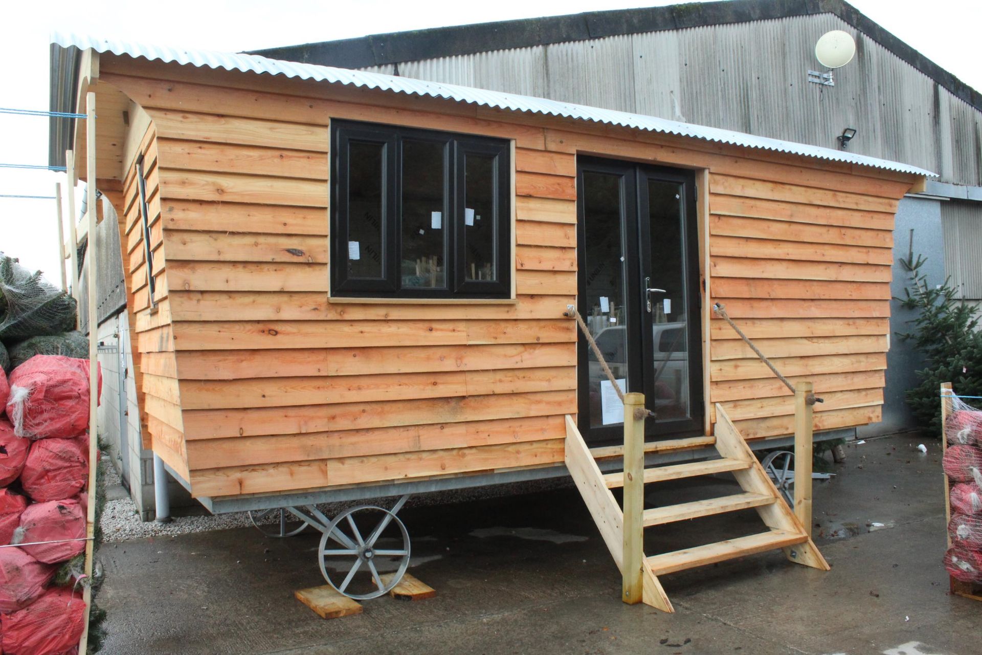 BRAND NEW EXTRA STRONG SHEPHERD HUT "PROVEN DESIGN" 23'6" X 9'6" AT EAVES. 75MM KINGSPAN IN THE - Image 7 of 9