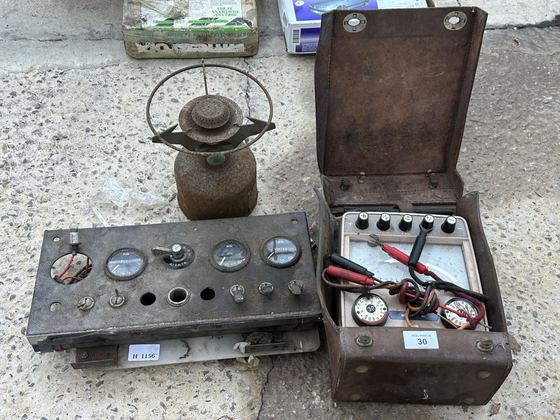 AN ASSORTMENT OF ITEMS TO INCLUDE A CAR DASH, A BURNER AND A VOLT METER NO VAT