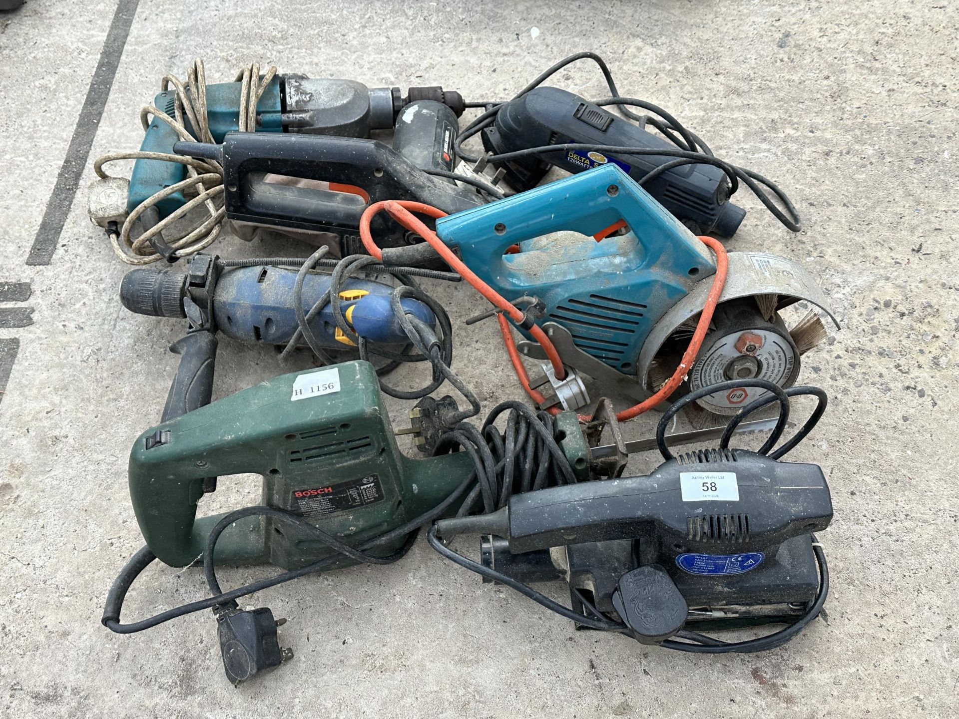 AN ASSORTMENT OF POWER TOOLS TO INCLUDE SANDERS AND DRILLS ETC NO VAT