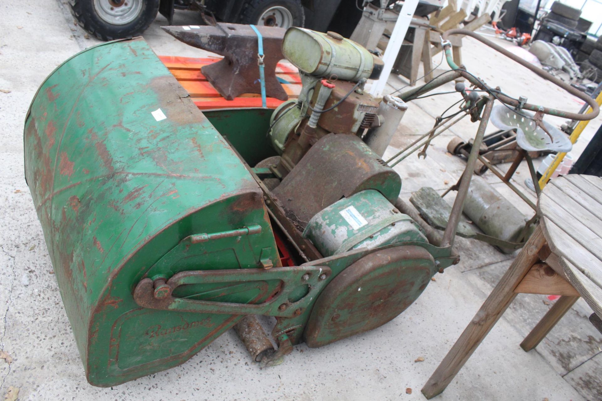 A RANSOMES MASTIFF CYLINDER RIDE ON LAWNMOWER, 30" CUT WITH SEAT, ROLLER AND GRASS BOX (WORKING) - Image 5 of 5