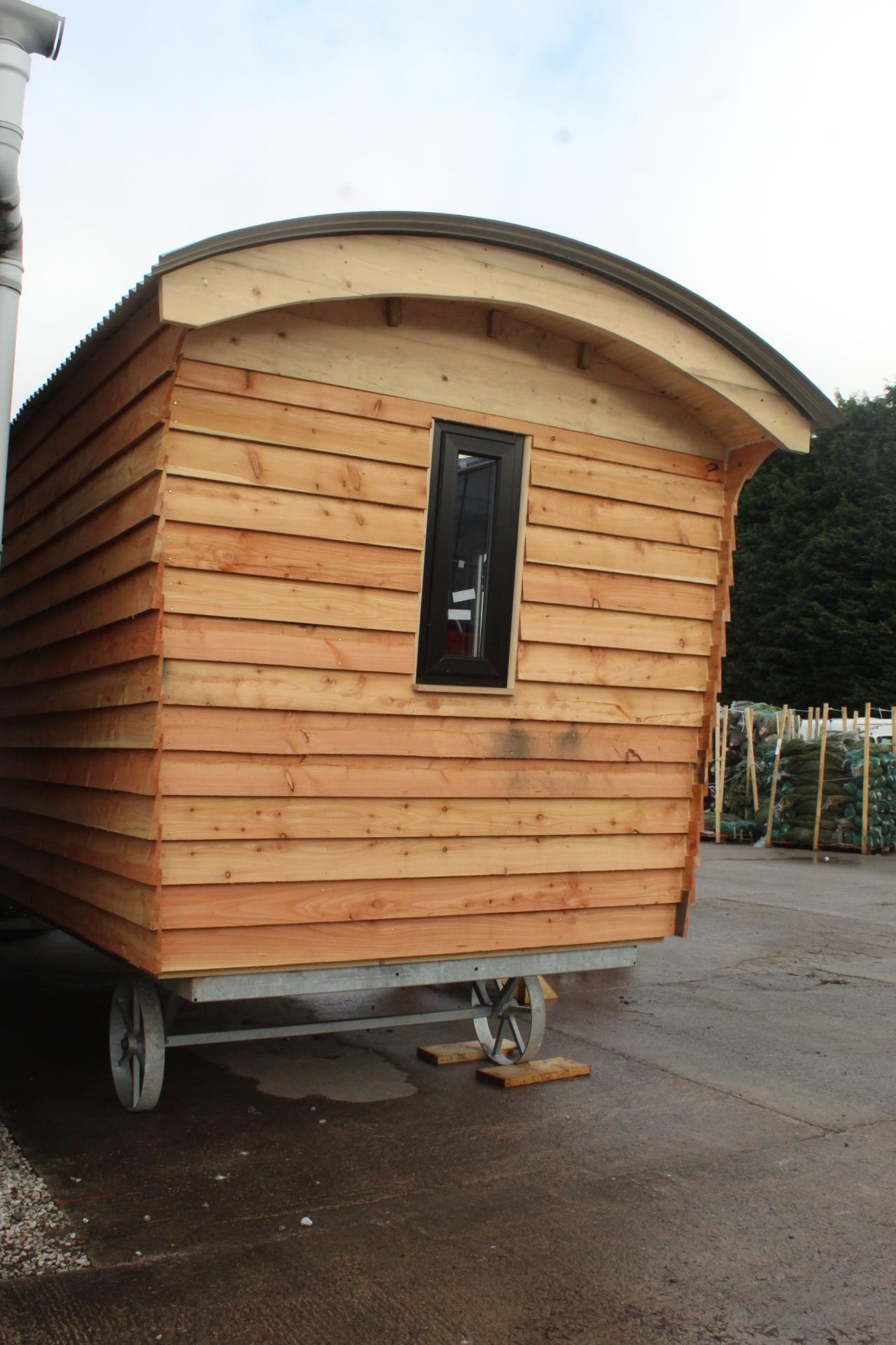 BRAND NEW EXTRA STRONG SHEPHERD HUT "PROVEN DESIGN" 23'6" X 9'6" AT EAVES. 75MM KINGSPAN IN THE - Image 2 of 9