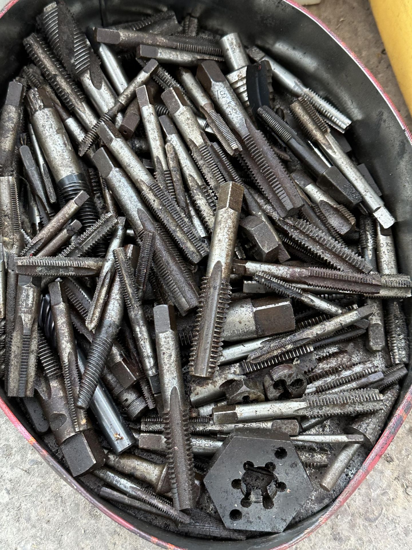 A LARGE QUANTITY OF DRILL BITS, TAPS AND DIES AND HEAVY DUTY TAPS NO VAT - Bild 2 aus 4