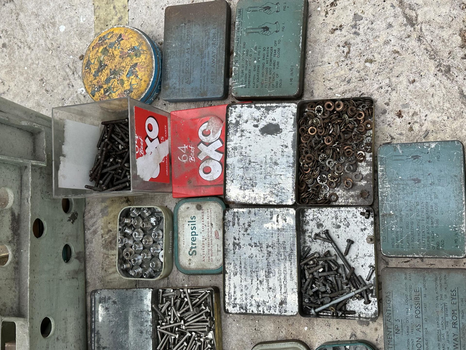 A LARGE ASSORTMENT OF VINTAGE TINS TO INCLUDE VARIOUS HARDWARE NO VAT - Image 4 of 5