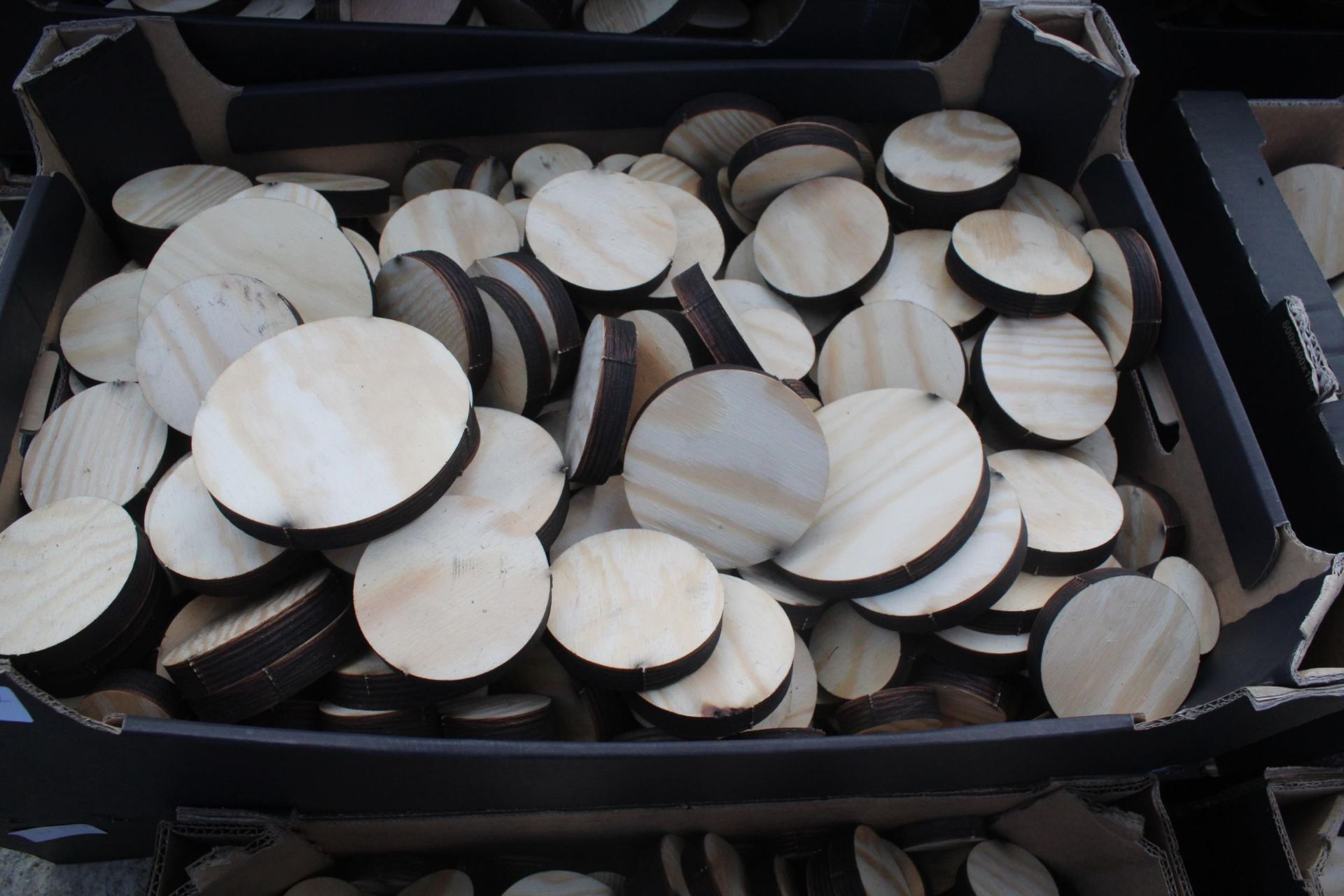 12 BOXES OF PLYWOOD DISCS FOR RESIN FLOOR INSTALLATIONS NO VAT - Image 2 of 2