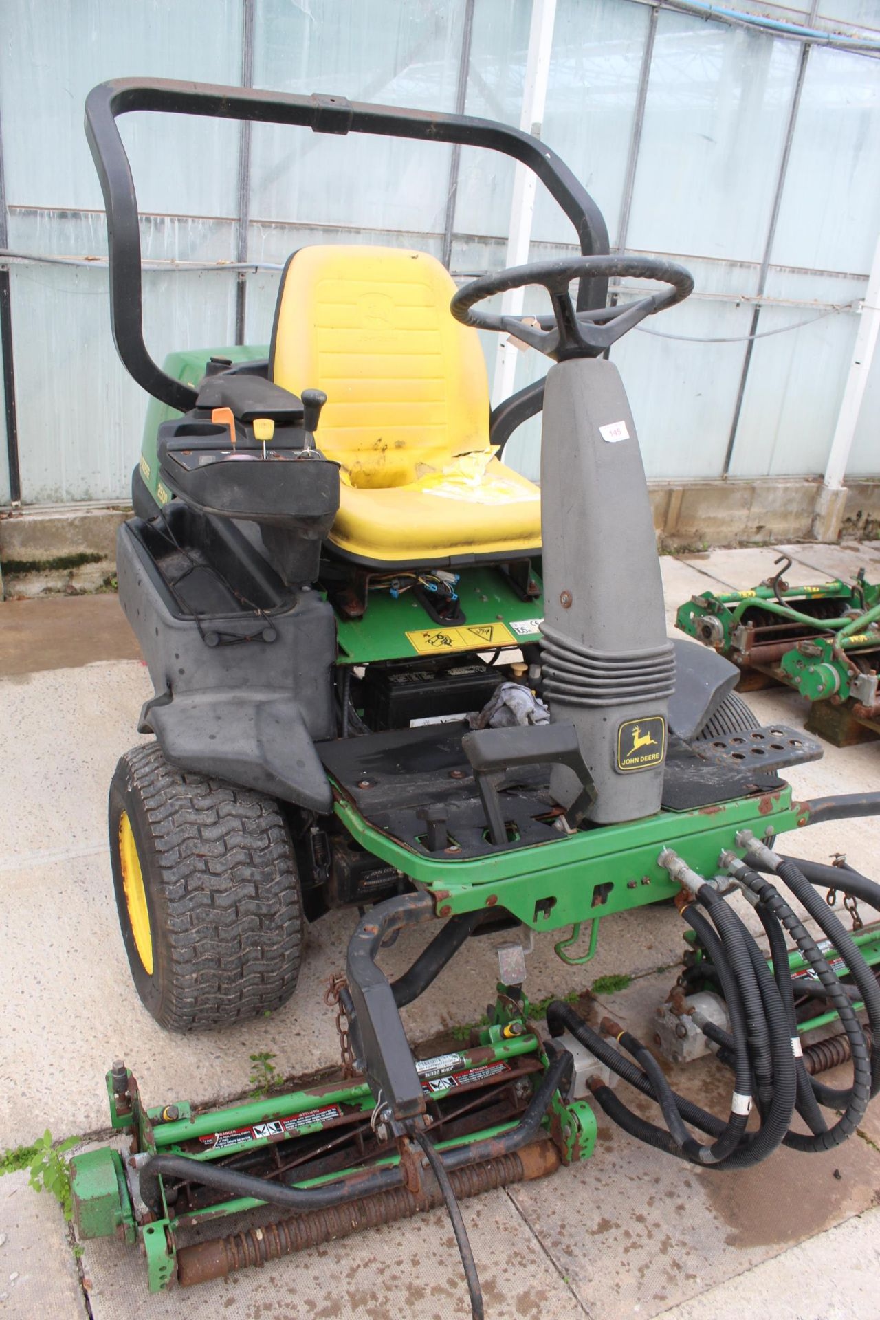 A JOHN DEERE 2500 RIDE ON MOWER COMES WITH SPARE SET OF CUTTING REELS AND A SET OF DE-THATCHER ROLLS - Image 2 of 8