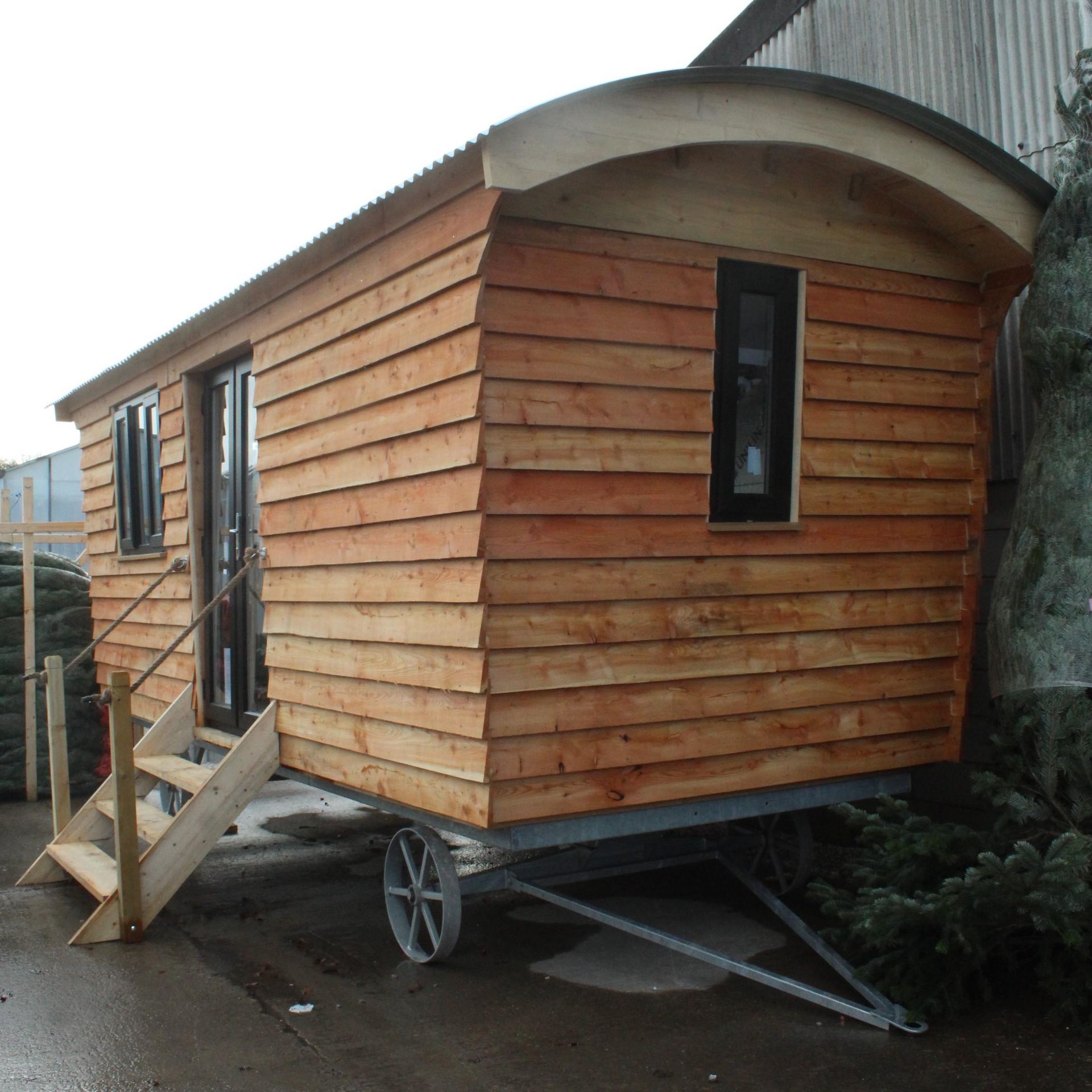 BRAND NEW EXTRA STRONG SHEPHERD HUT "PROVEN DESIGN" 23'6" X 9'6" AT EAVES. 75MM KINGSPAN IN THE - Image 8 of 9