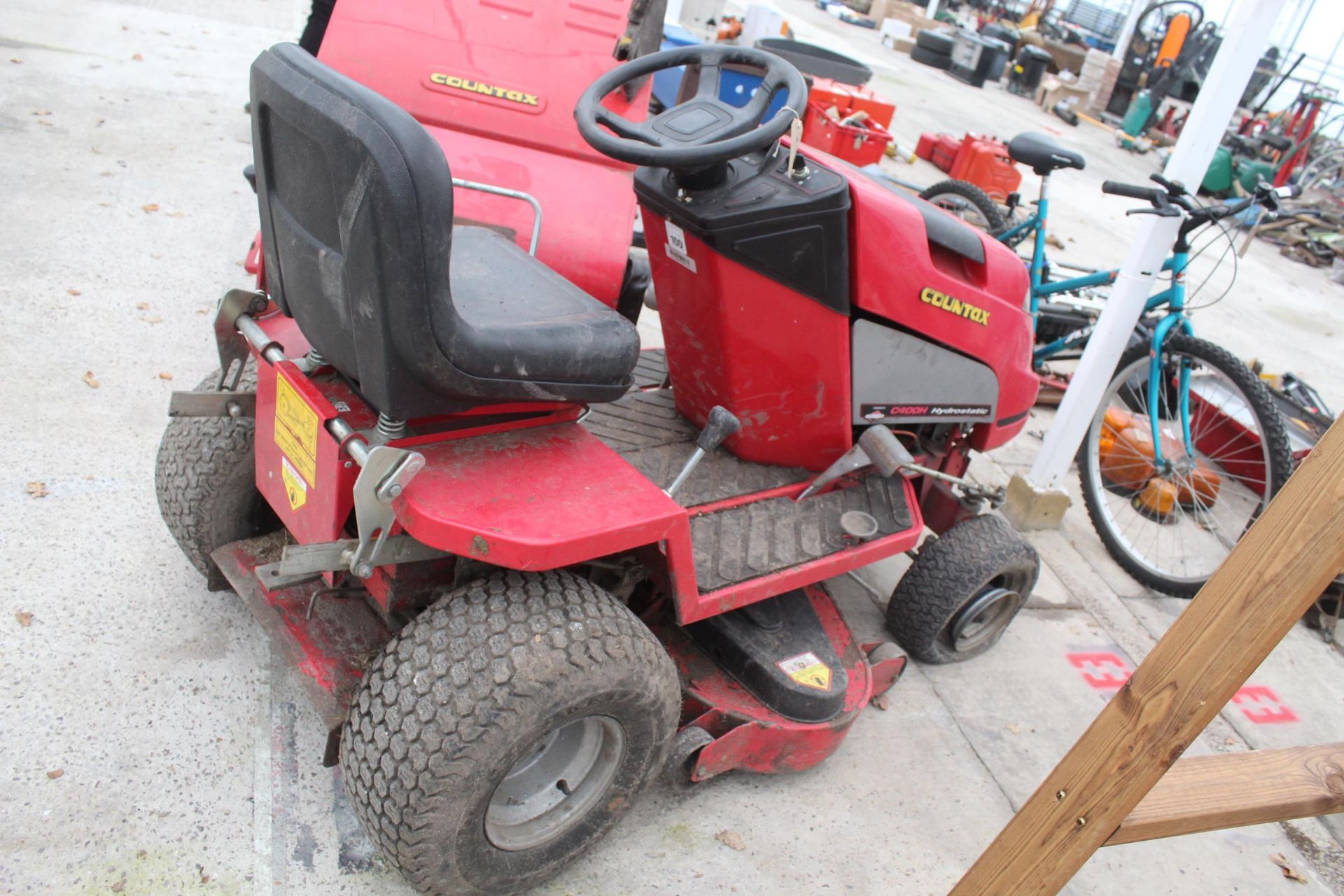 A COUNTAX C400H HYDROSTATIC RIDE ON LAWN MOWER WITH GRASS BOX AND ROLLER - NO VAT - Image 2 of 5