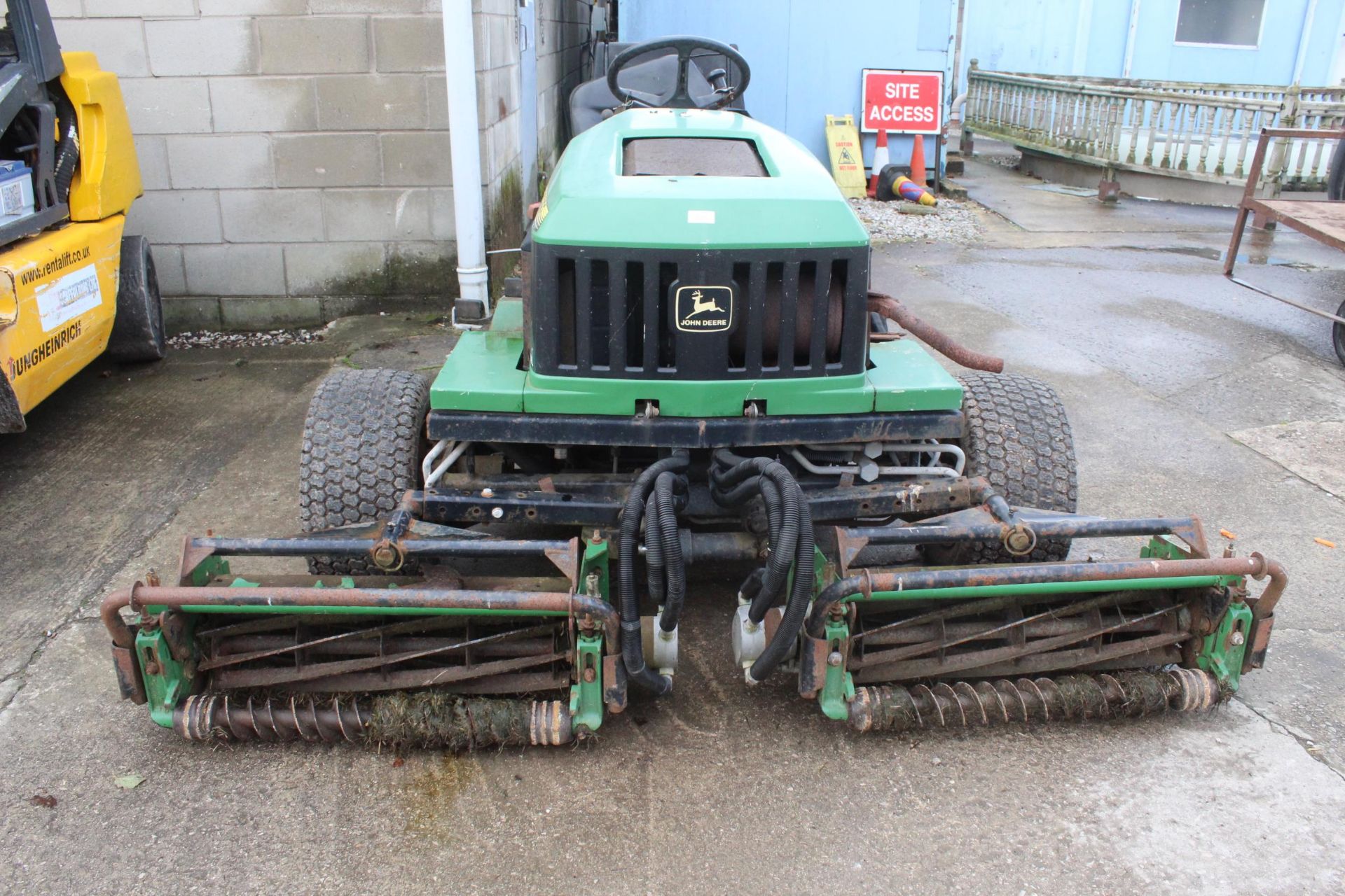 JOHN DEERE 265 3A GANG MOWER IN WORKING ORDER KEY IN THE PAY OFFICE NO VAT - Image 6 of 12