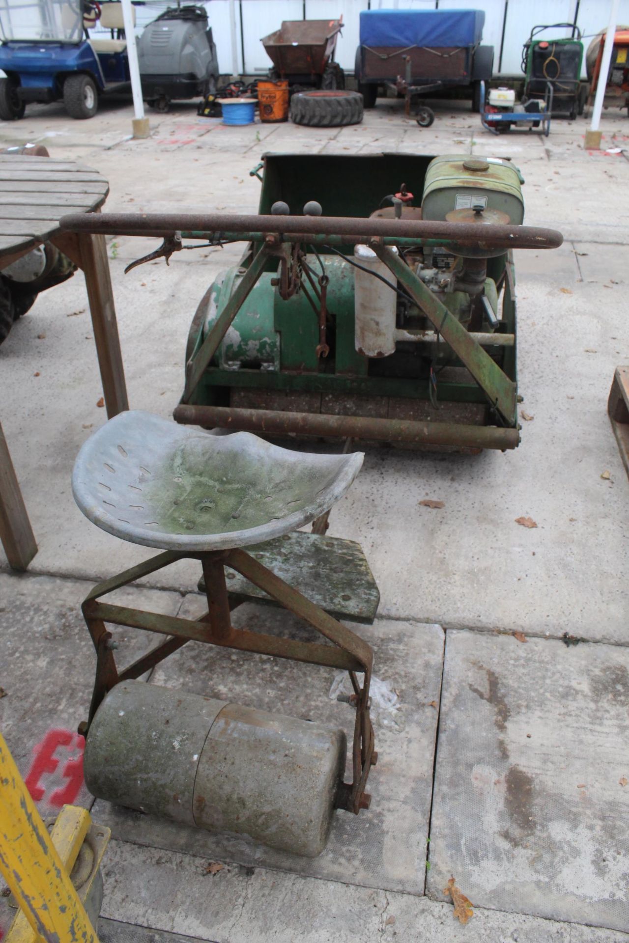 A RANSOMES MASTIFF CYLINDER RIDE ON LAWNMOWER, 30" CUT WITH SEAT, ROLLER AND GRASS BOX (WORKING) - Image 3 of 5