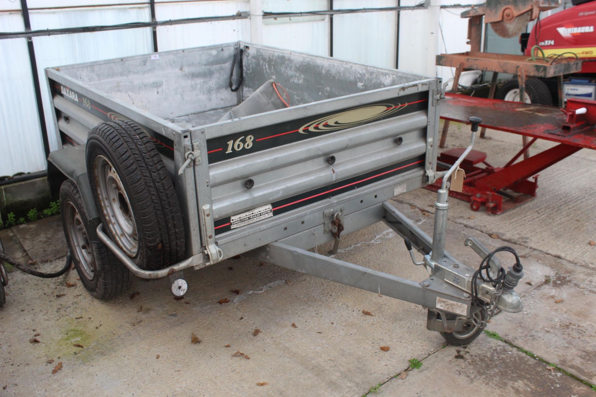 A DAXARA 5 X 4' CAR TRAILER WITH WHEEL CLAMP (WORKING) NO VAT - KEY FOR WHEEL CLAMP IN OFFICE