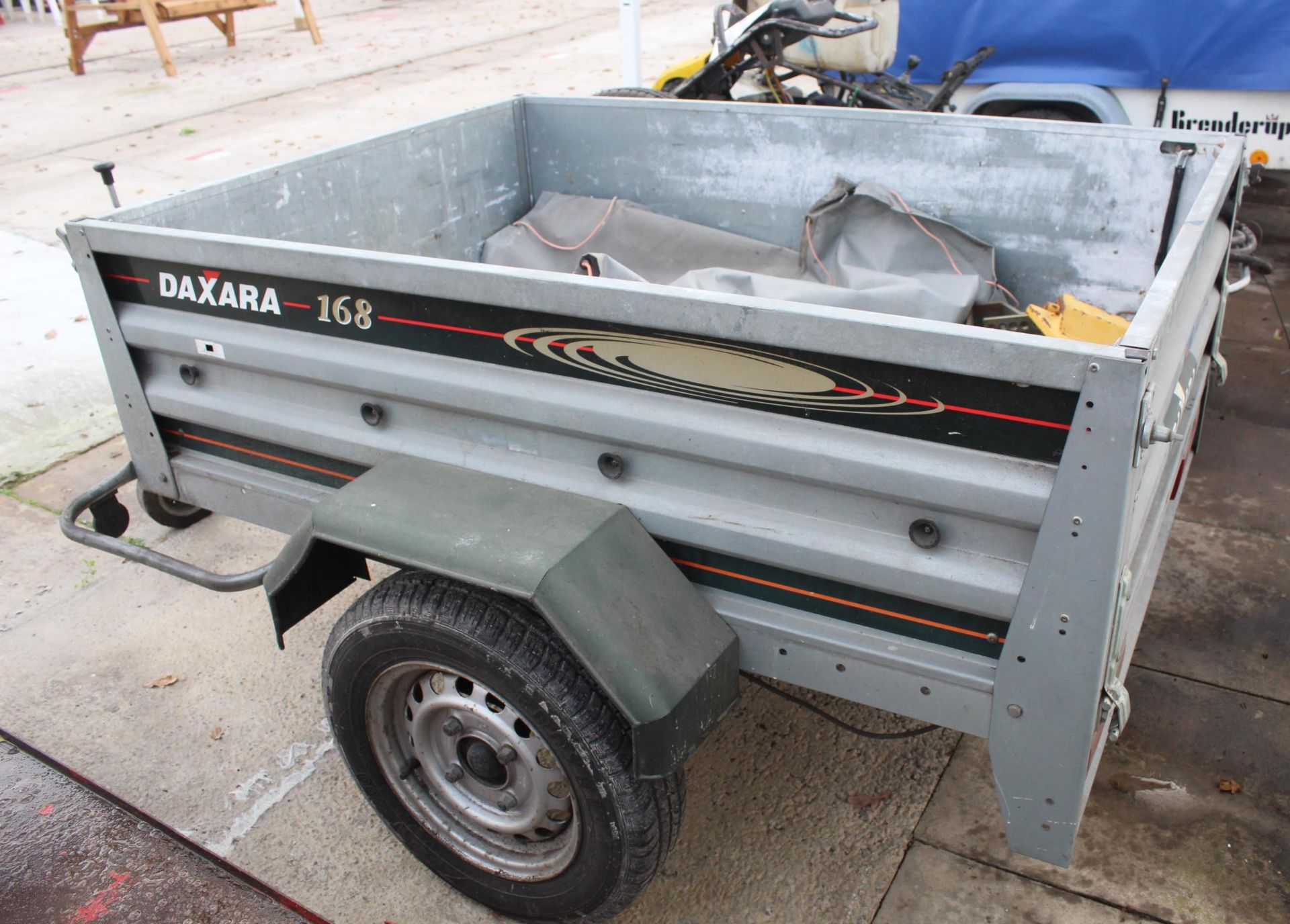 A DAXARA 5 X 4' CAR TRAILER WITH WHEEL CLAMP (WORKING) NO VAT - KEY FOR WHEEL CLAMP IN OFFICE - Image 4 of 4
