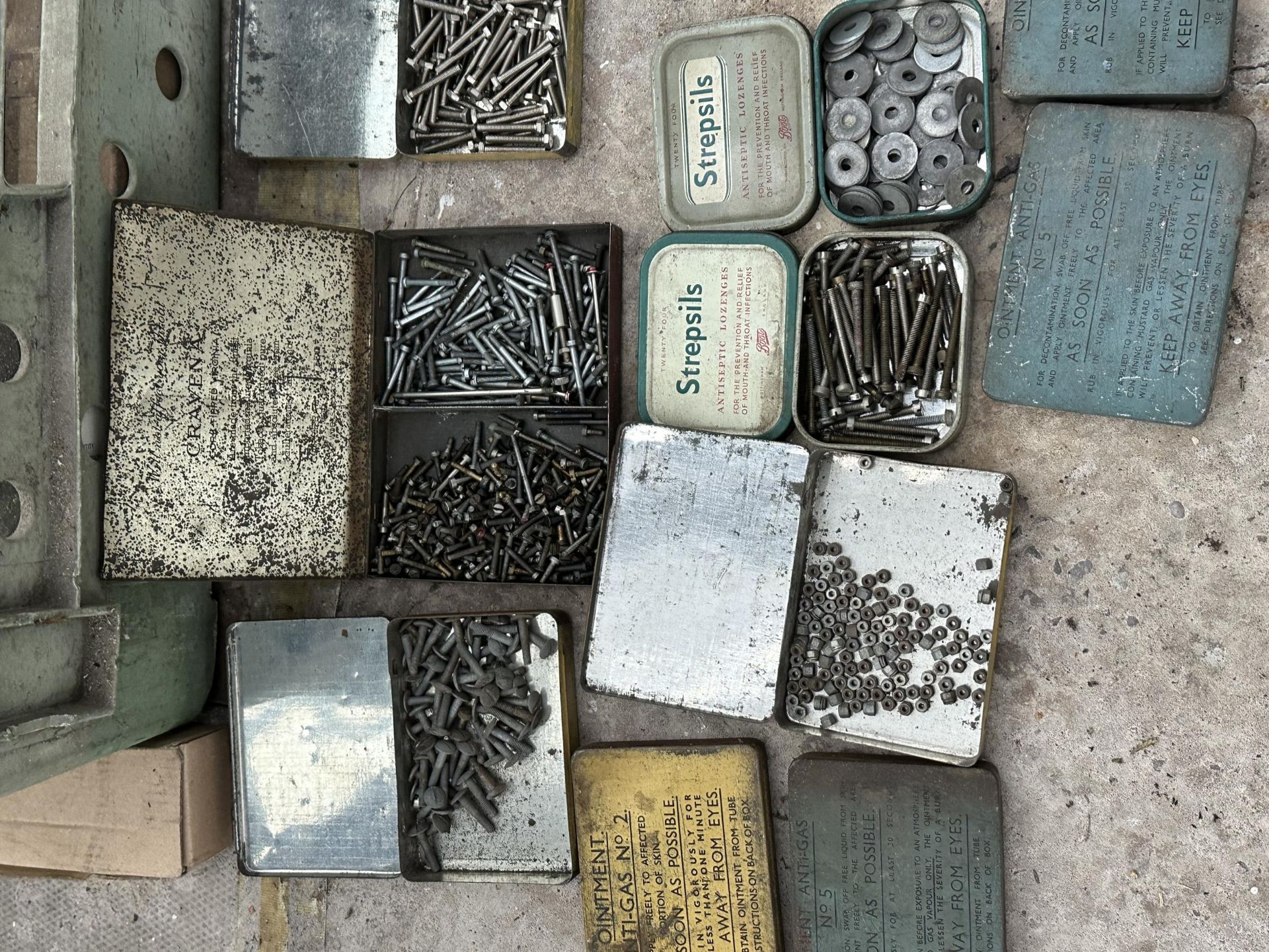 A LARGE ASSORTMENT OF VINTAGE TINS TO INCLUDE VARIOUS HARDWARE NO VAT - Image 5 of 5