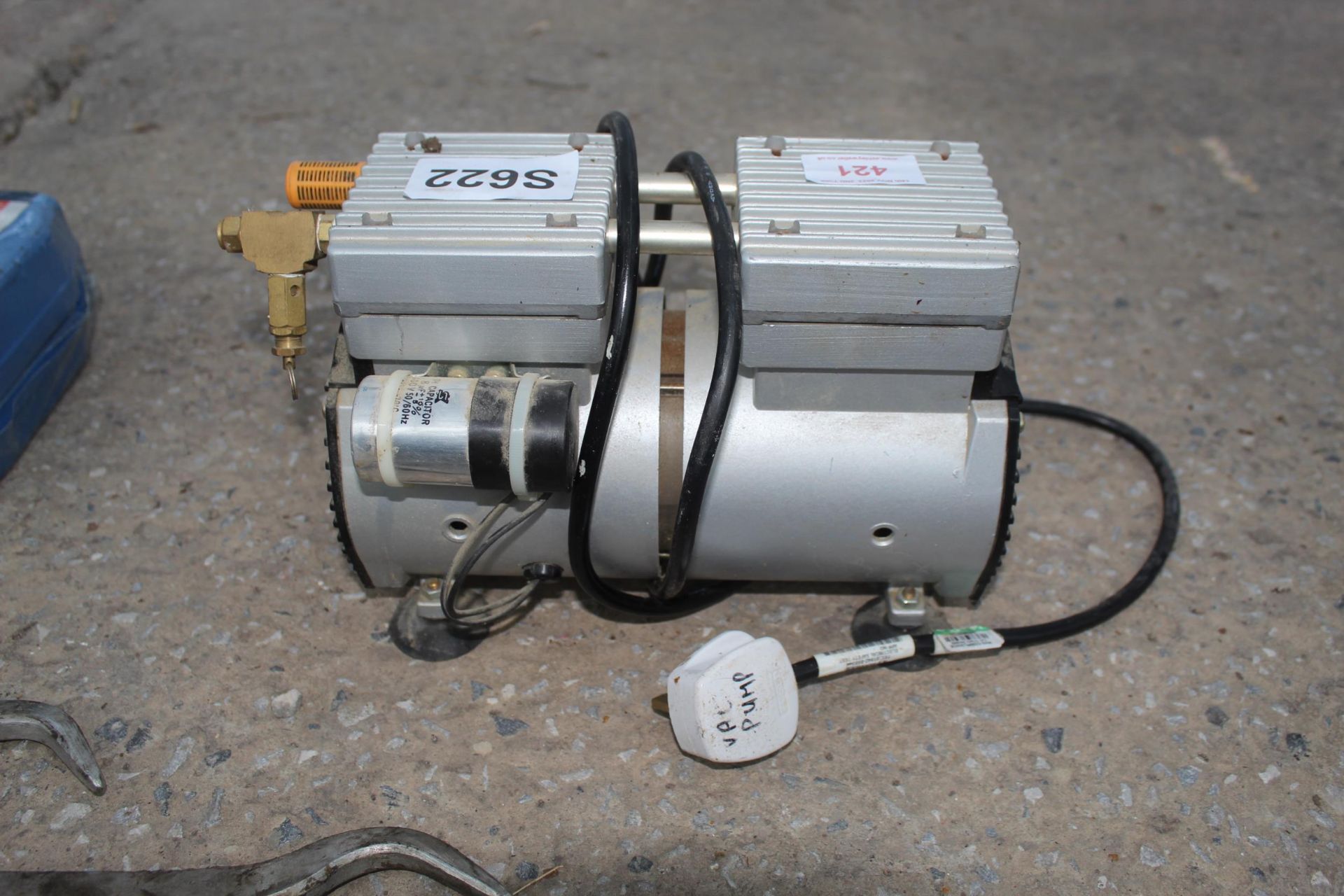 SINGLE PHASE OIL LESS VACUUM PUMP NO VAT - Image 2 of 3