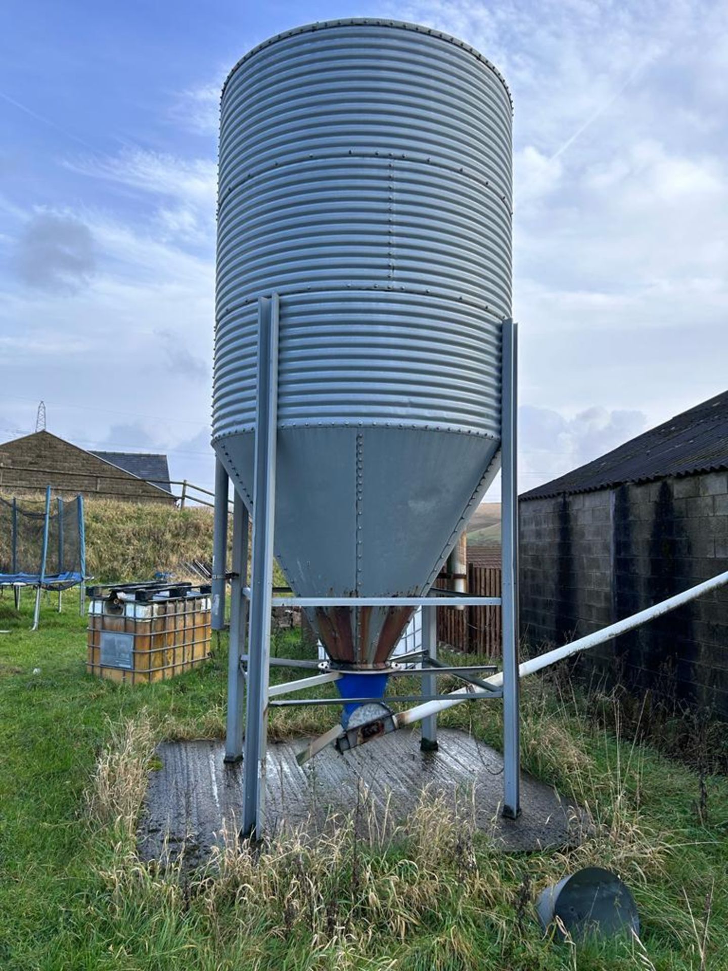 BIG DUTCHMAN GRAIN SILO NO VAT TO BE COLLECTED FROM OLDHAM OL15 0RA THE VENDOR WILL DELIVER AT A - Image 3 of 5