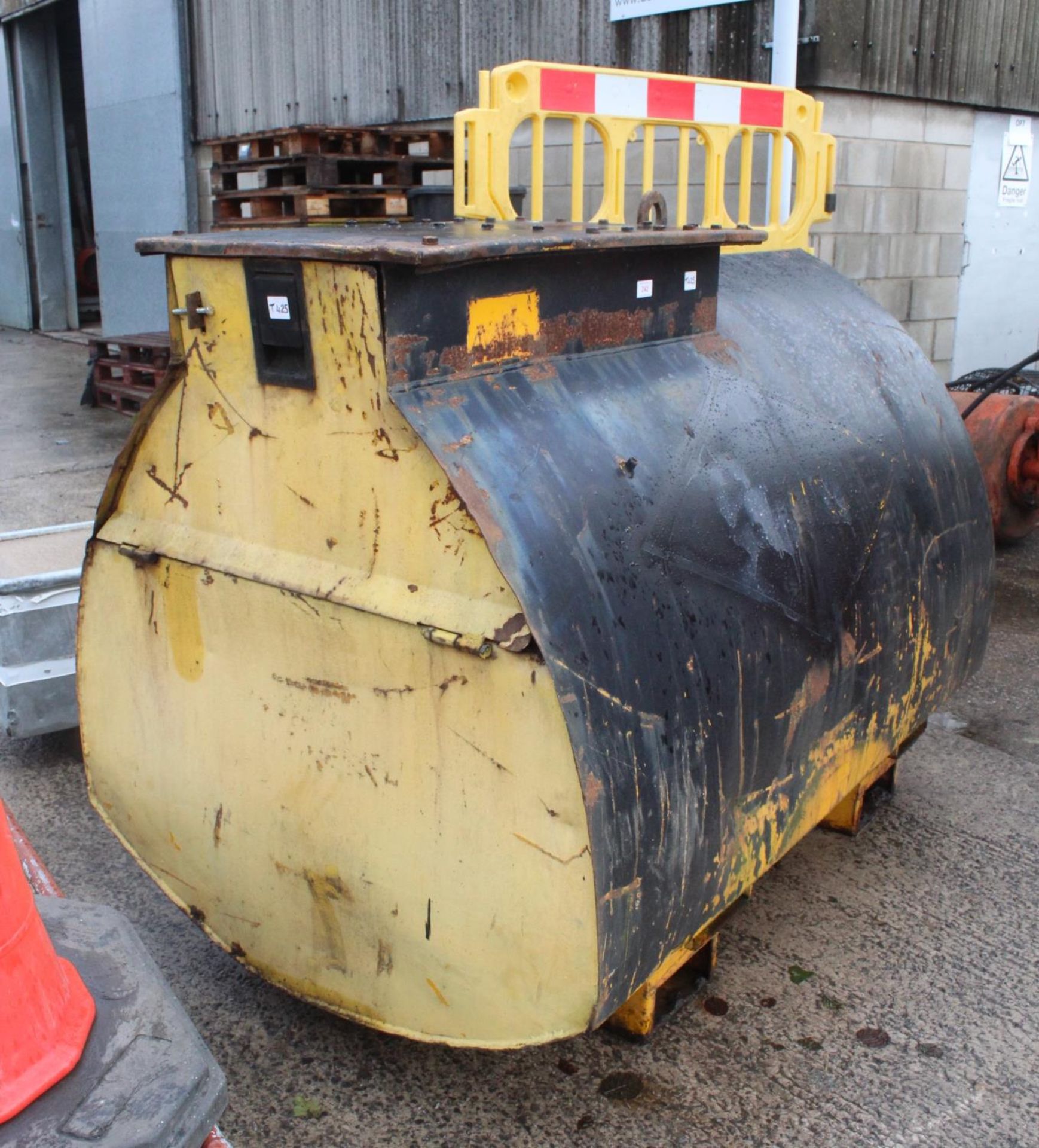 A 1000 LITRE FUEL BOWSER WITH PUMP IN WORKING ORDER + VAT - Image 3 of 8