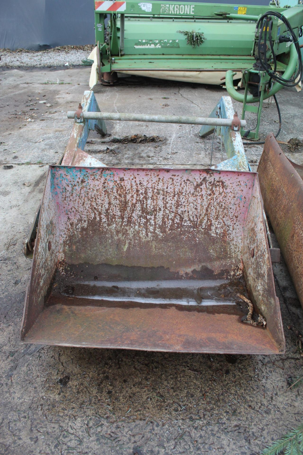 FORE END LOADER BRACKETS AND BUCKET & BRACKETS+ NO VAT - Image 2 of 4