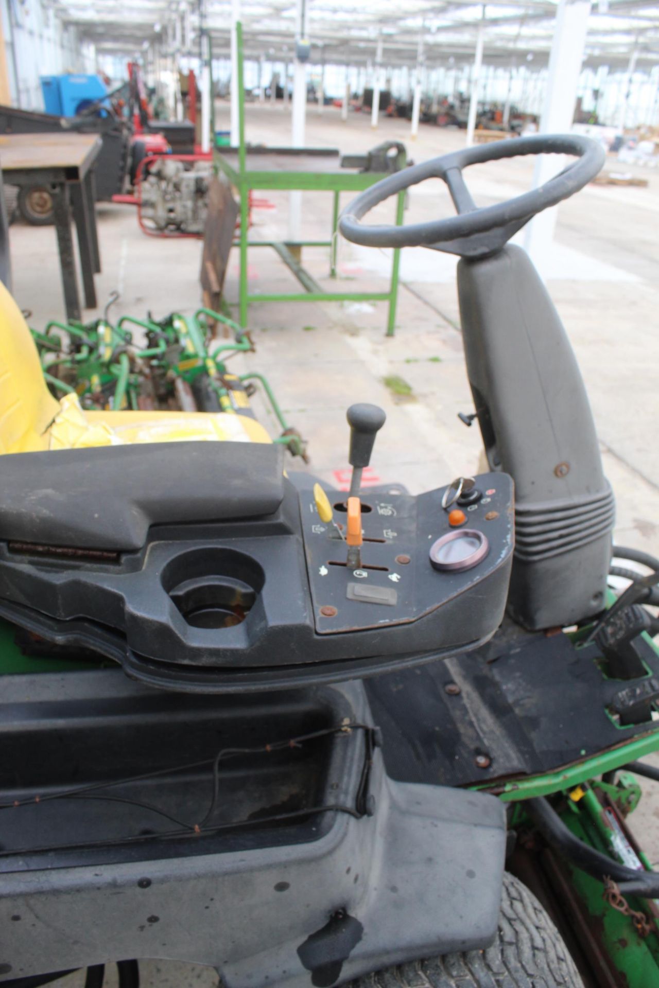 A JOHN DEERE 2500 RIDE ON MOWER COMES WITH SPARE SET OF CUTTING REELS AND A SET OF DE-THATCHER ROLLS - Image 8 of 8