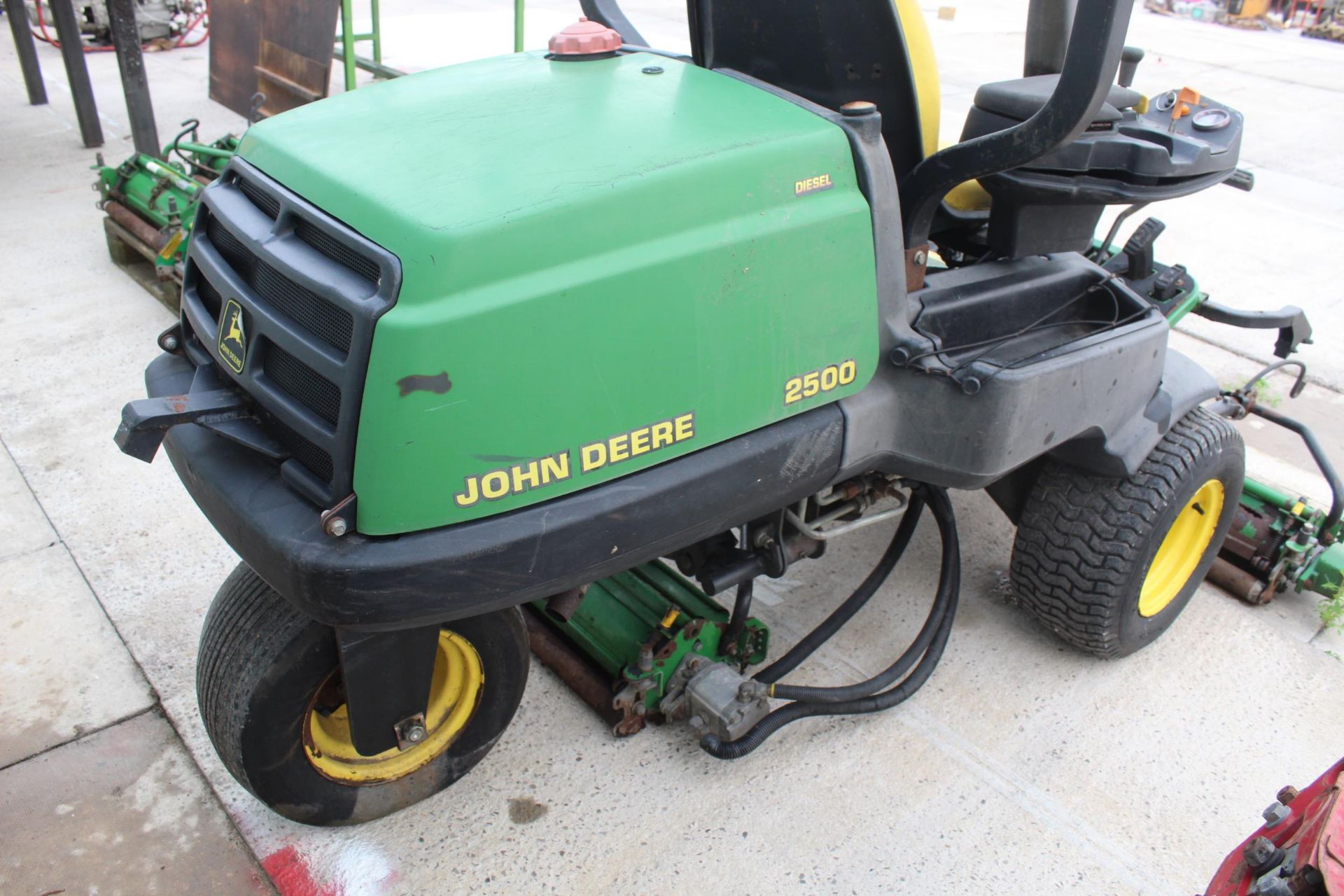A JOHN DEERE 2500 RIDE ON MOWER COMES WITH SPARE SET OF CUTTING REELS AND A SET OF DE-THATCHER ROLLS - Image 7 of 8