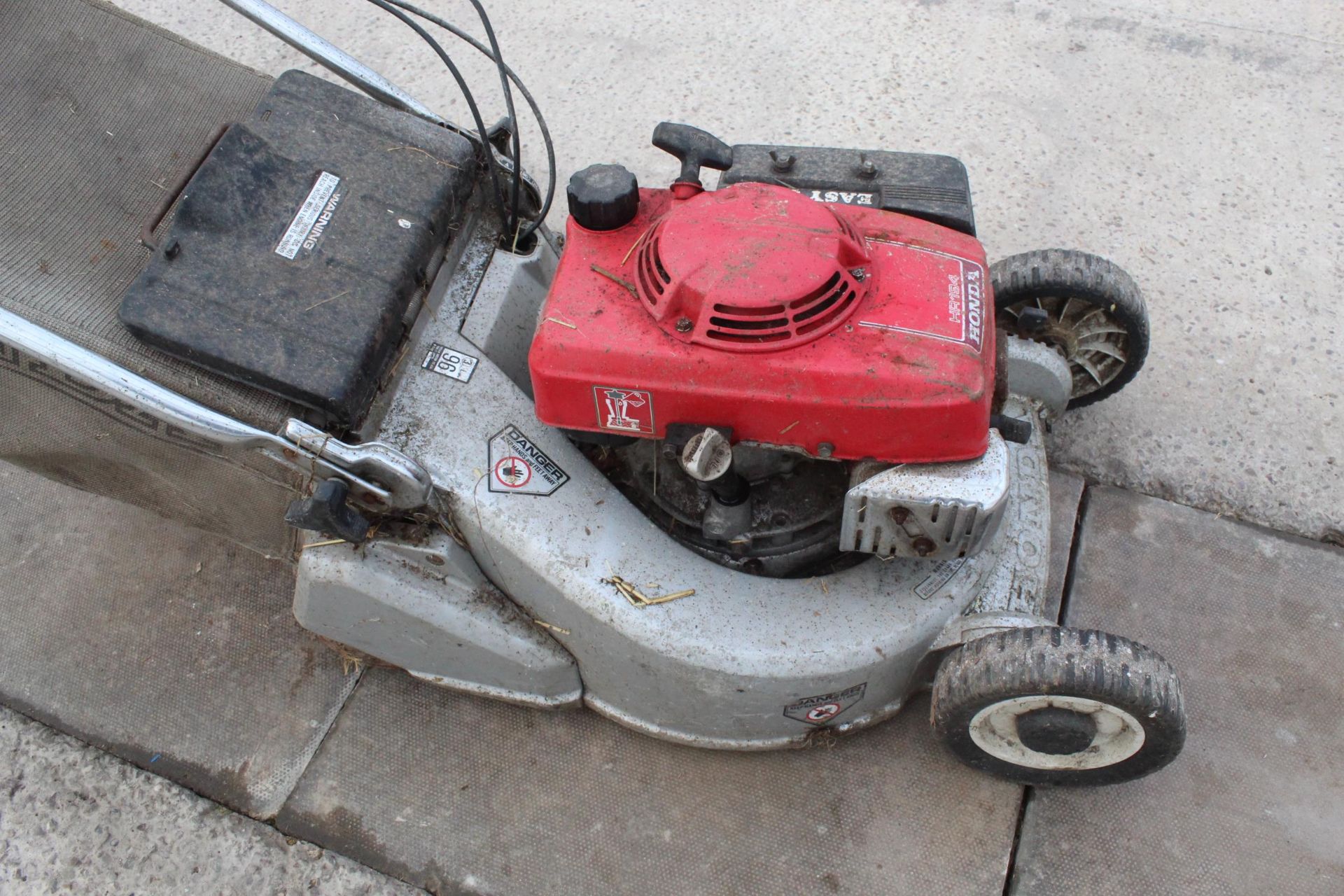 HONDA MOWER - UNUSED LAST 4 YEARS BUT WAS A WORKER WHEN LAST USED - + VAT - Image 2 of 2