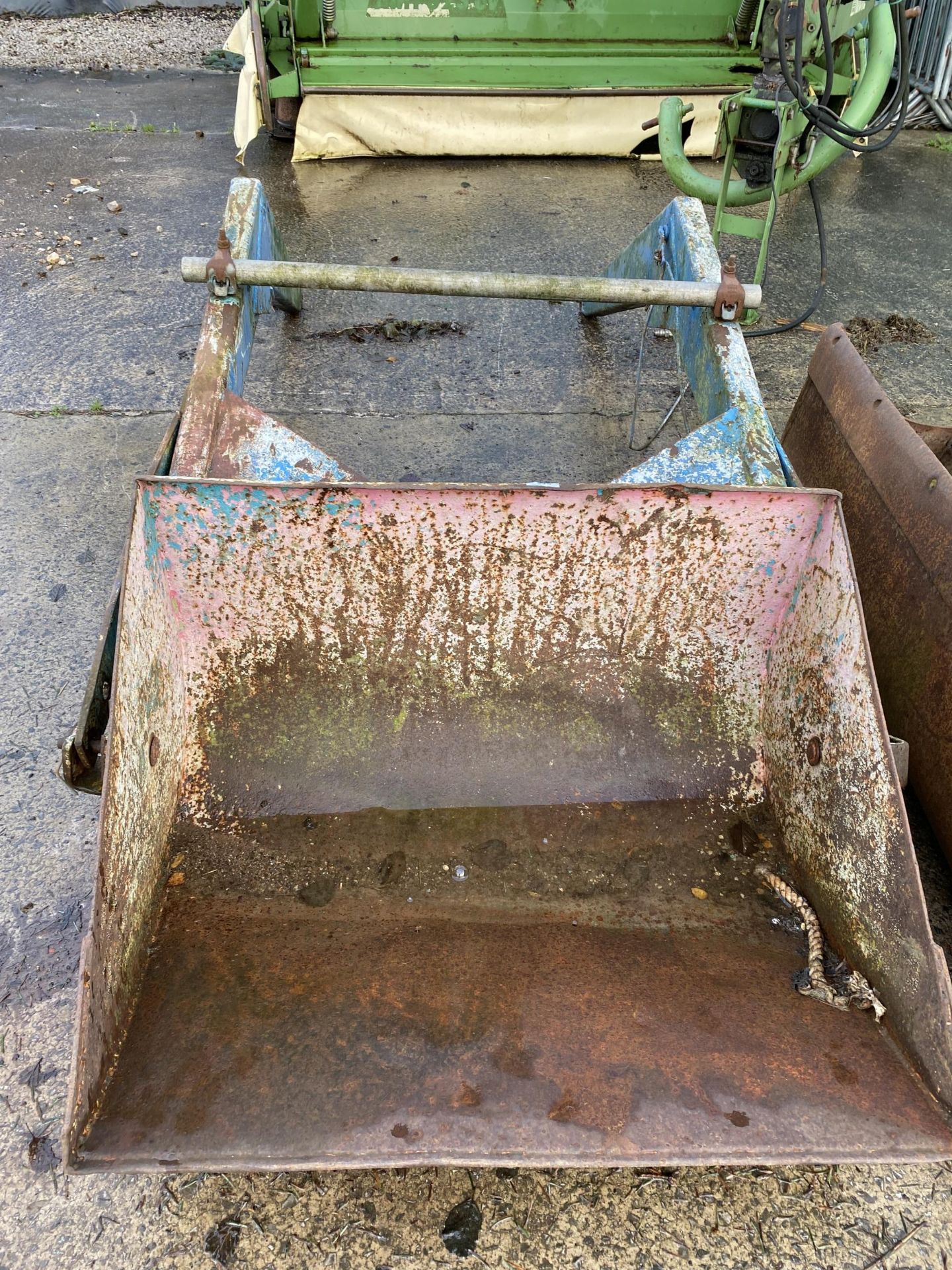 FORE END LOADER BRACKETS AND BUCKET & BRACKETS+ NO VAT - Image 3 of 4
