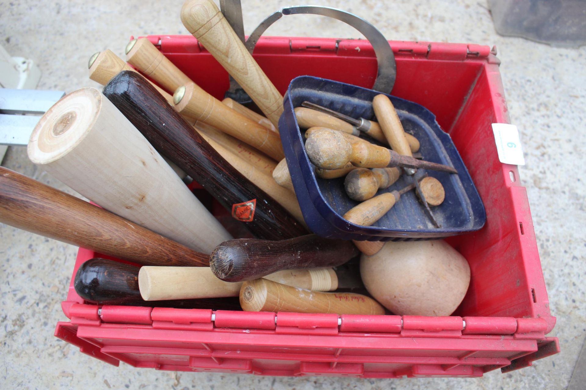 LARGE QUANTITY OF WOOD TURNING TOOLS AND BOX NO VAT - Image 2 of 2