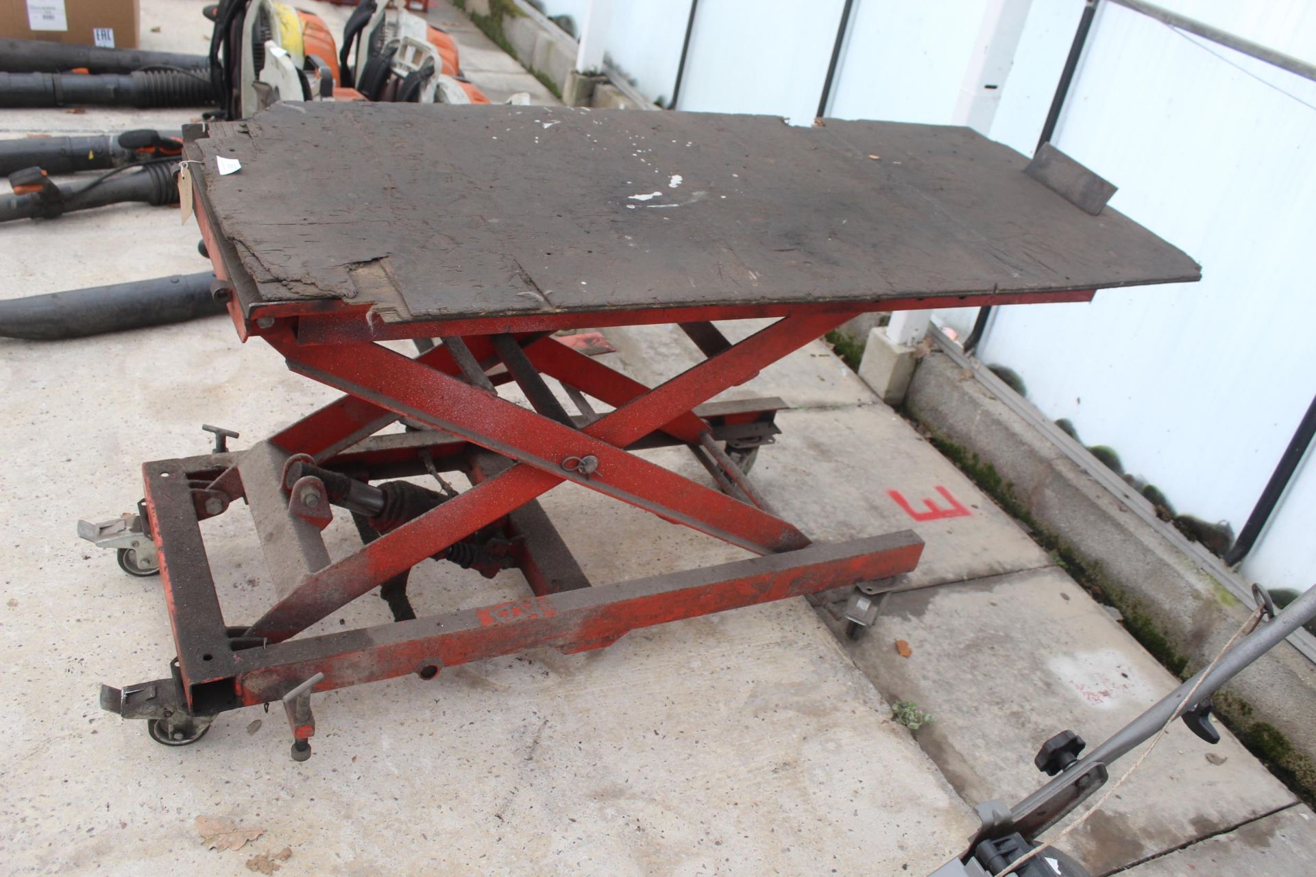 HYDRAULIC LIFTING TABLE NO VAT - Image 3 of 3