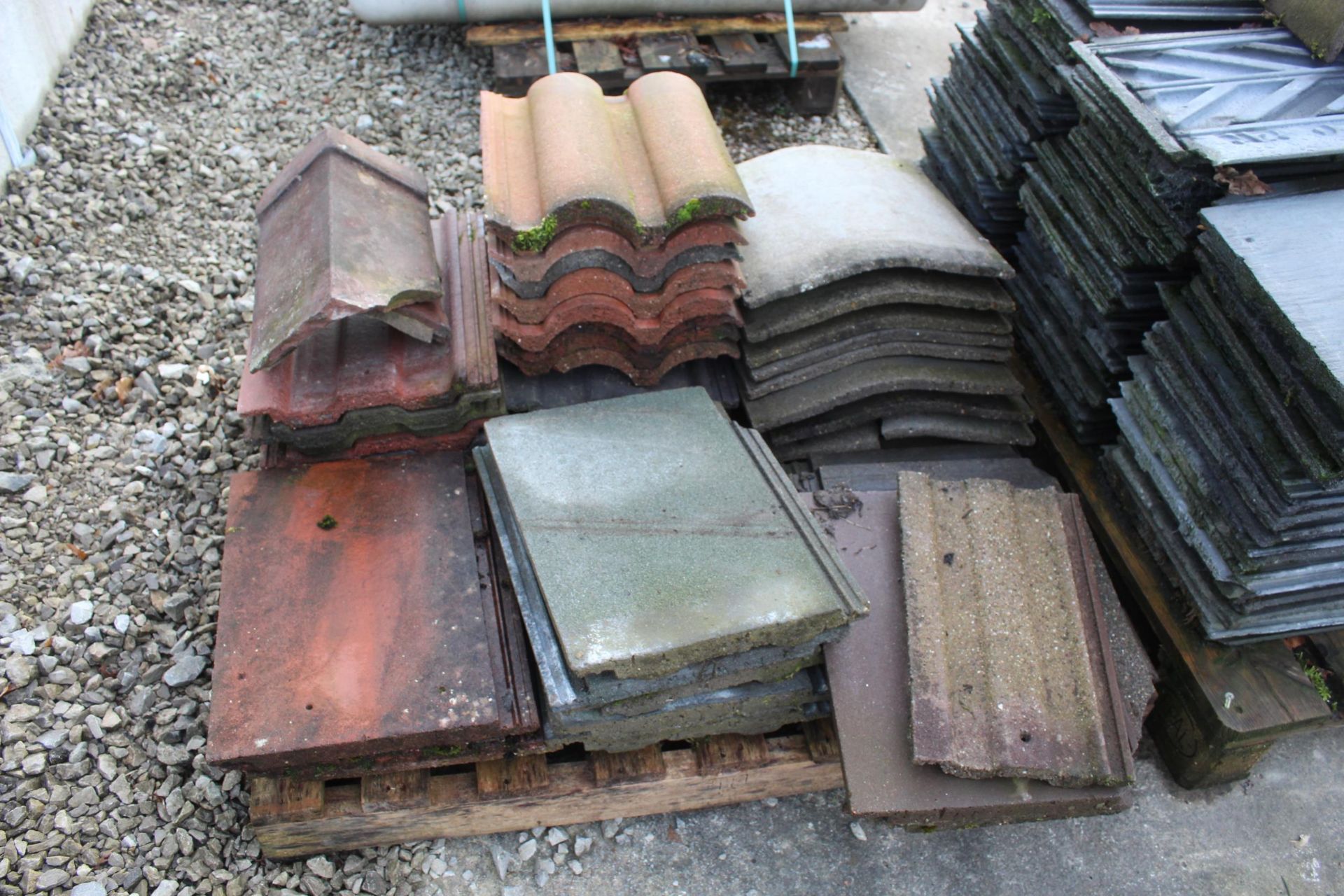 PALLET OF MIXED ROOF TILES + VAT - Image 4 of 4