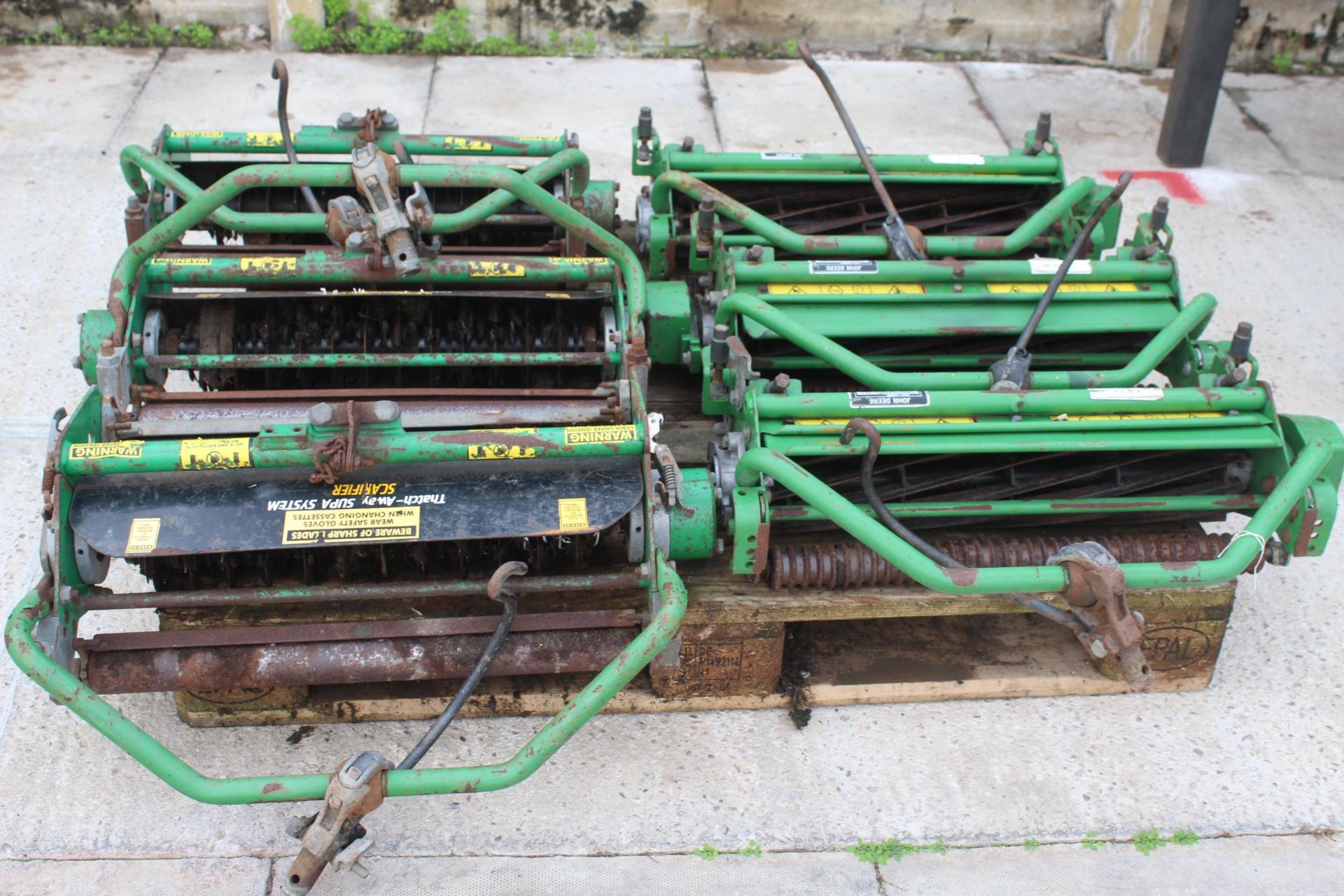 A JOHN DEERE 2500 RIDE ON MOWER COMES WITH SPARE SET OF CUTTING REELS AND A SET OF DE-THATCHER ROLLS - Image 4 of 8