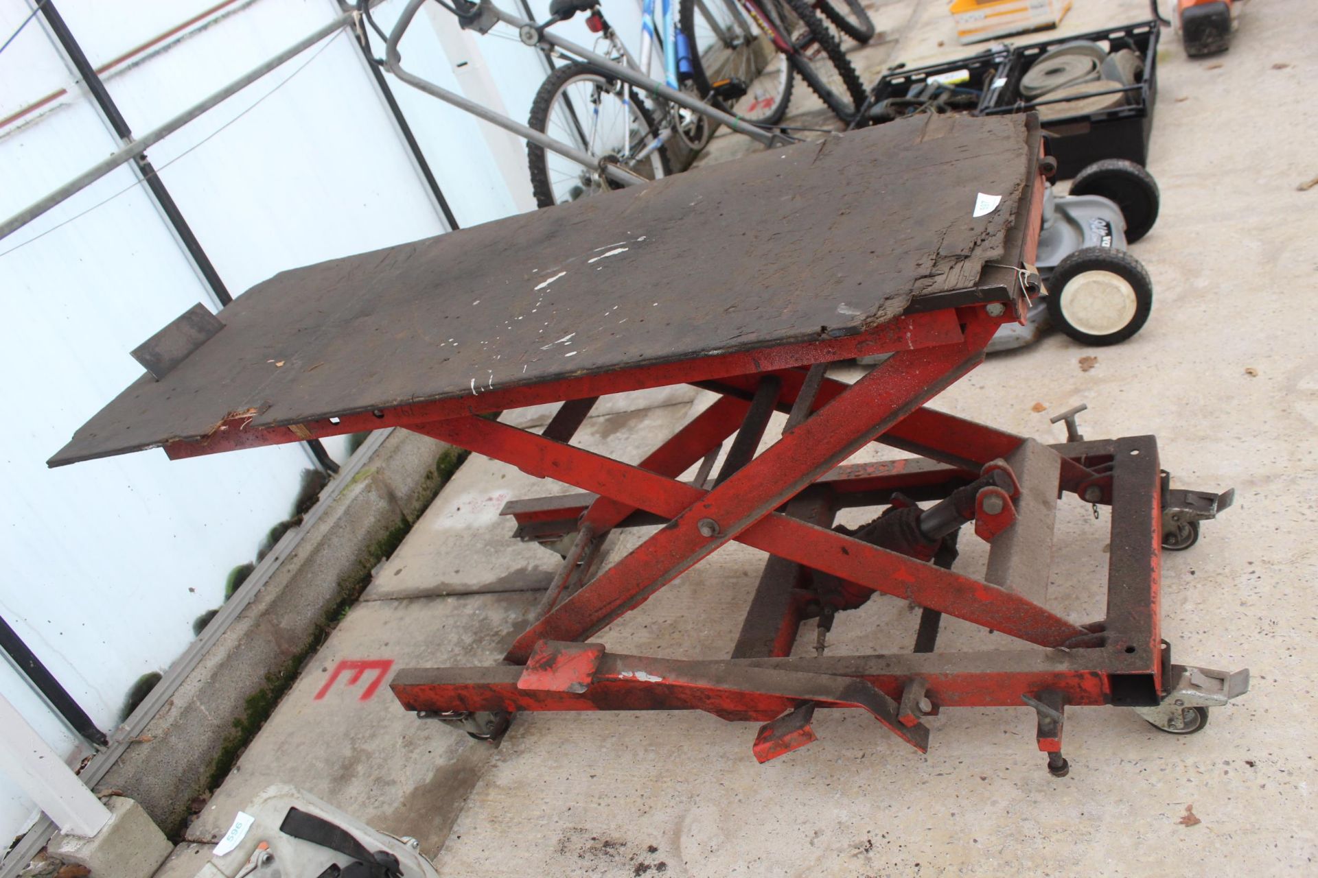 HYDRAULIC LIFTING TABLE NO VAT - Image 2 of 3