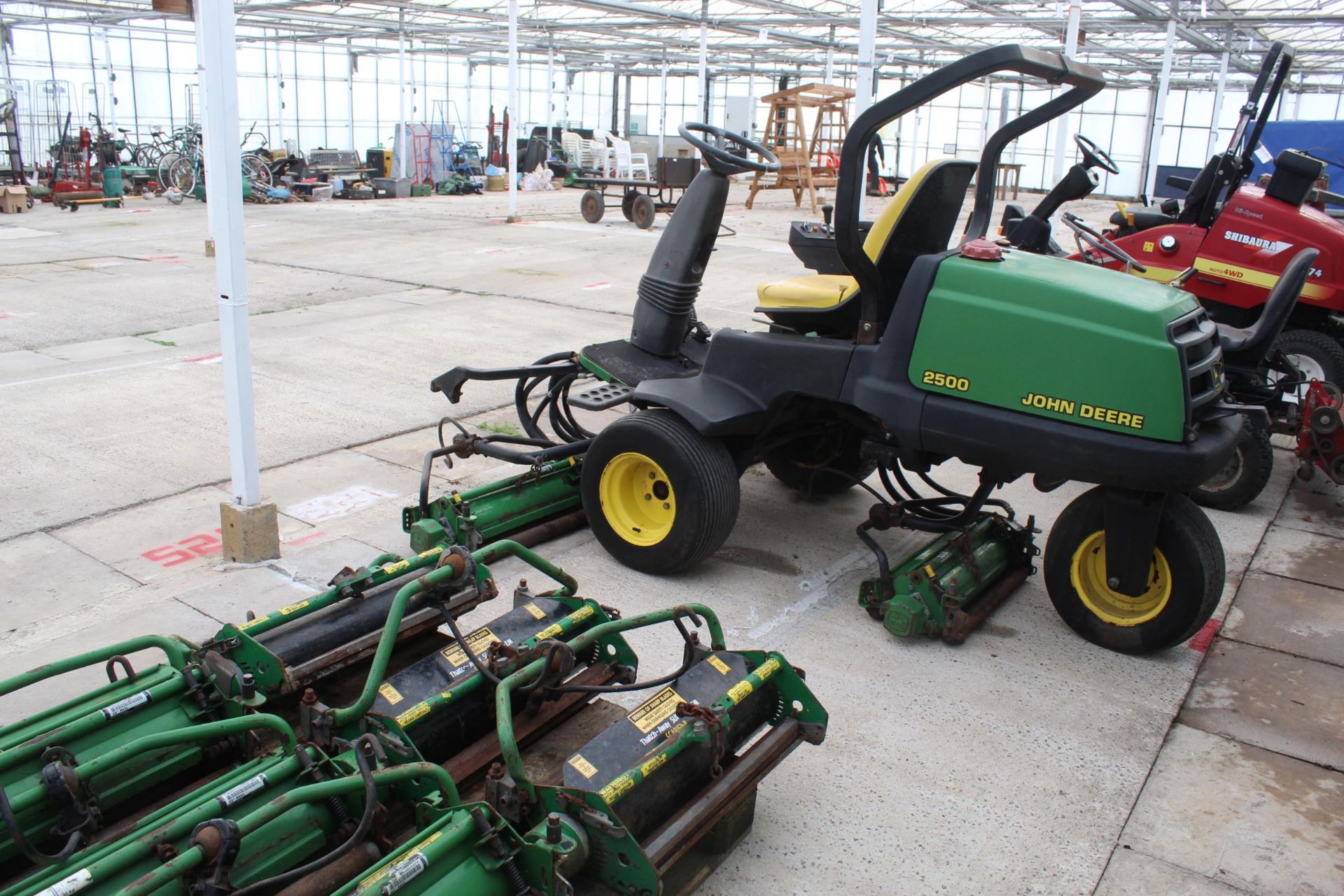 A JOHN DEERE 2500 RIDE ON MOWER COMES WITH SPARE SET OF CUTTING REELS AND A SET OF DE-THATCHER ROLLS - Image 6 of 8