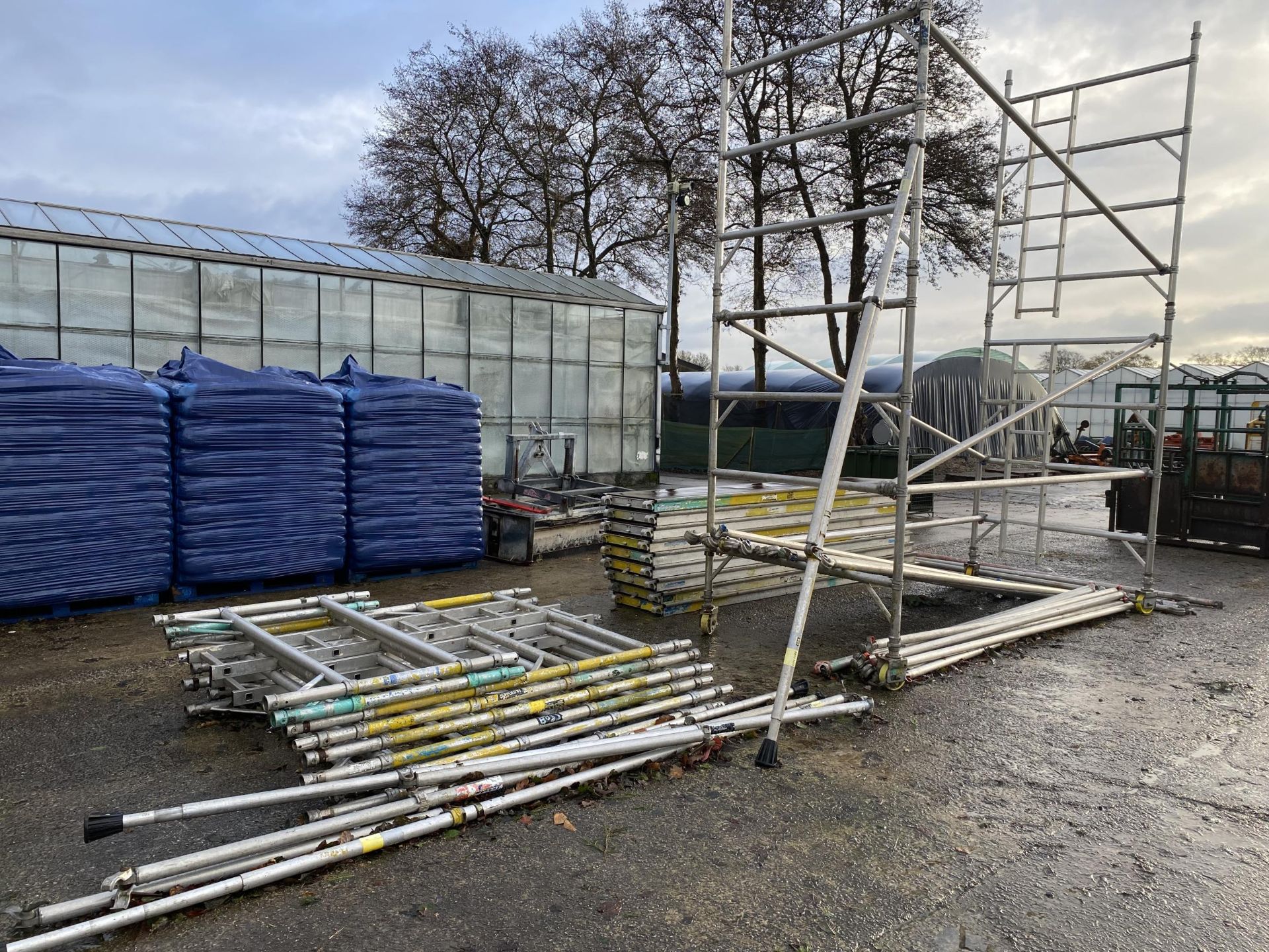 YOUNGMAN 5' X 11' SCAFFOLD INCLUDING STAGING + VAT