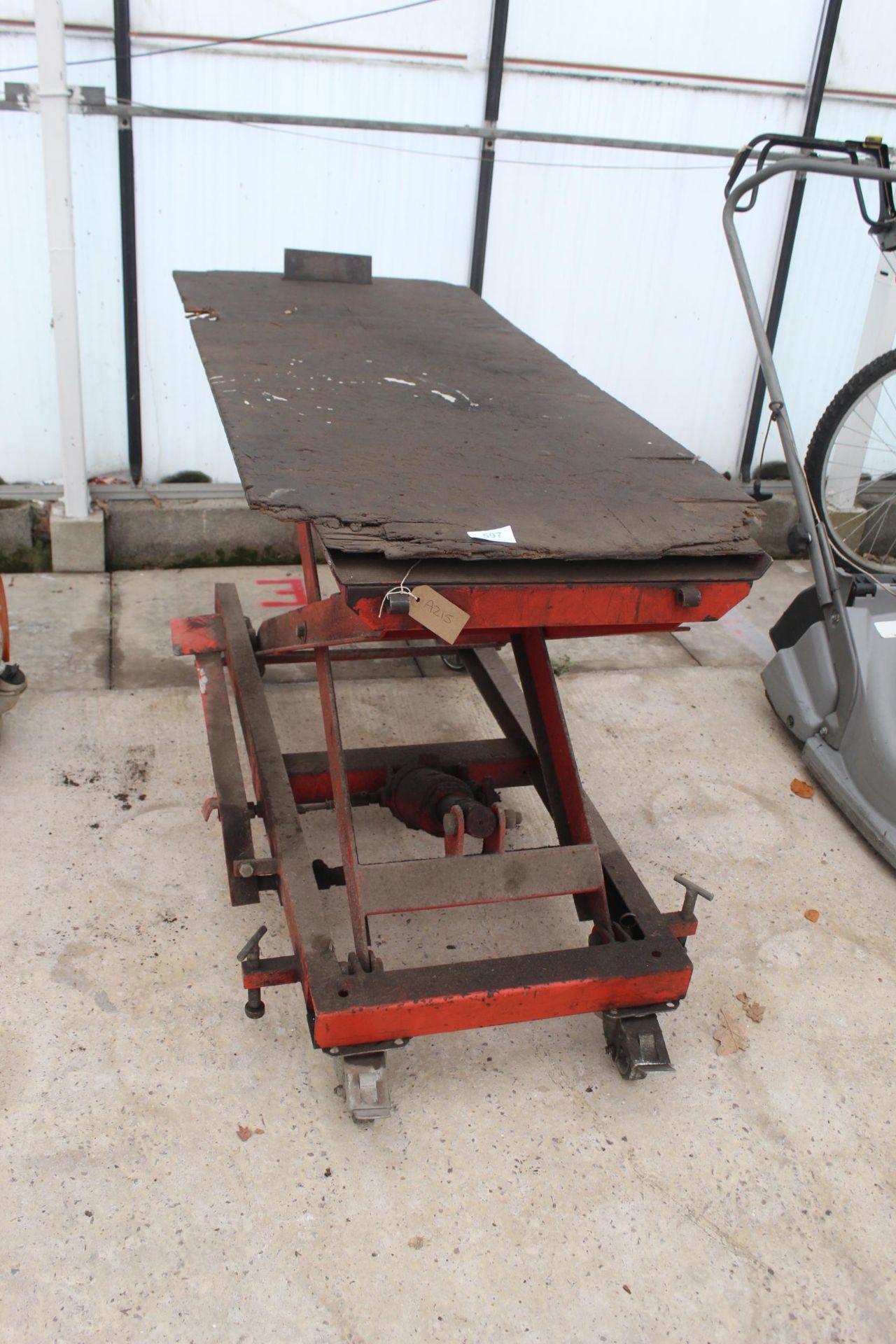 HYDRAULIC LIFTING TABLE NO VAT