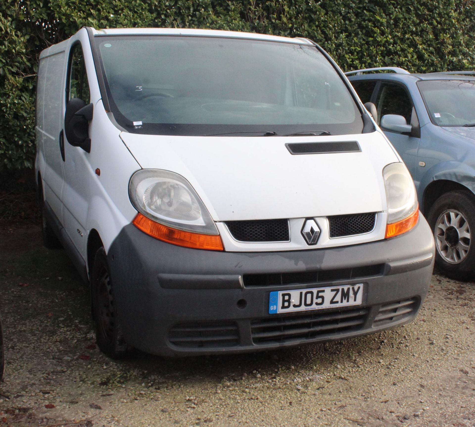 RENAULT TRAFFIC BJ05ZMY 142208 MILES FIRST REG 28/07/05 MOT DEC 23 RUNS & DRIVES ENGINE NOISEY NO