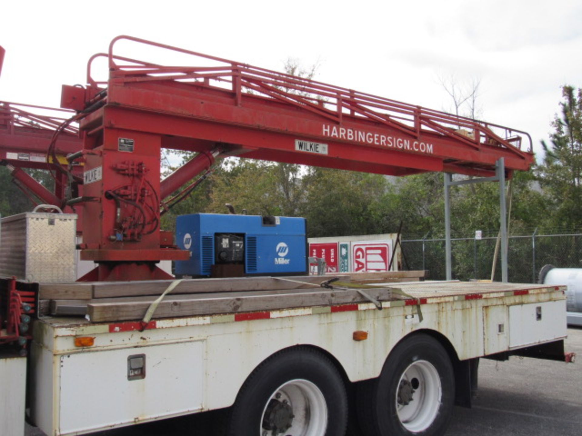 International 2000 Series 2654 Diesel Crane & Ladder Truck - Image 3 of 19