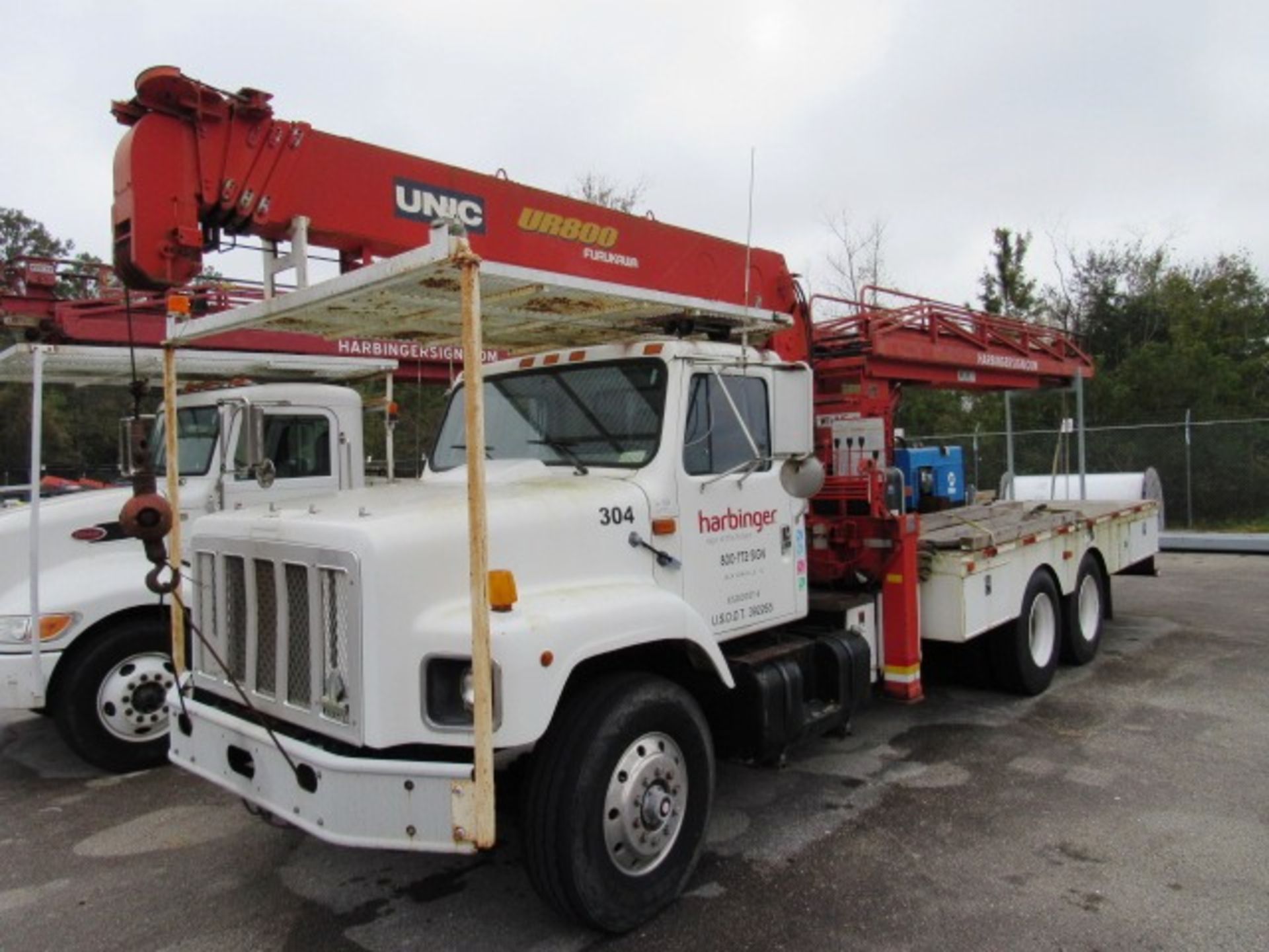 International 2000 Series 2654 Diesel Crane & Ladder Truck