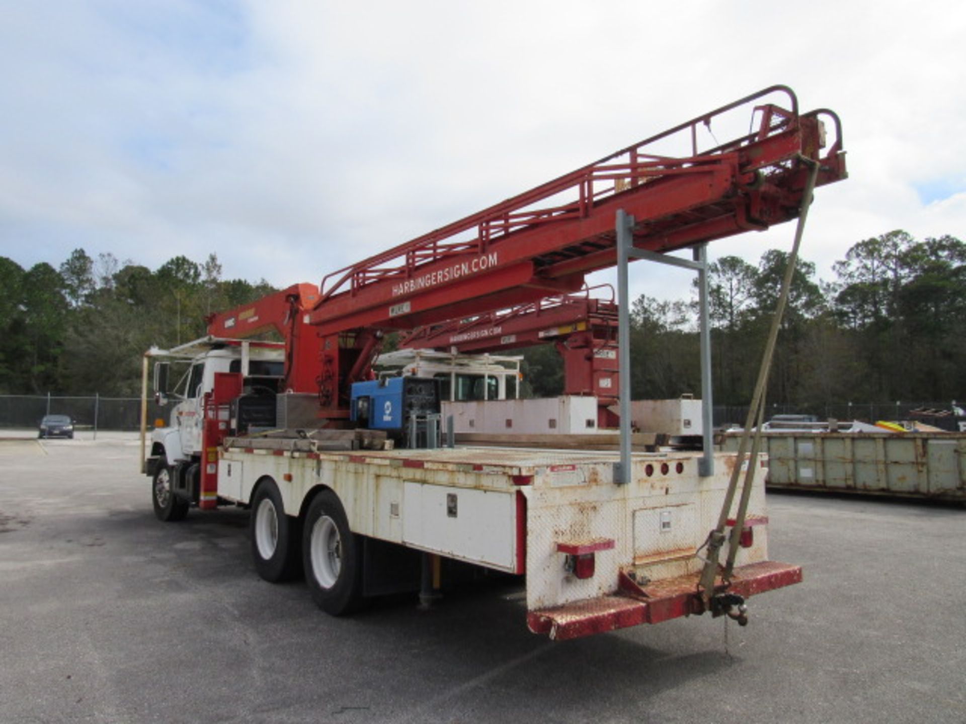 International 2000 Series 2654 Diesel Crane & Ladder Truck - Image 5 of 19