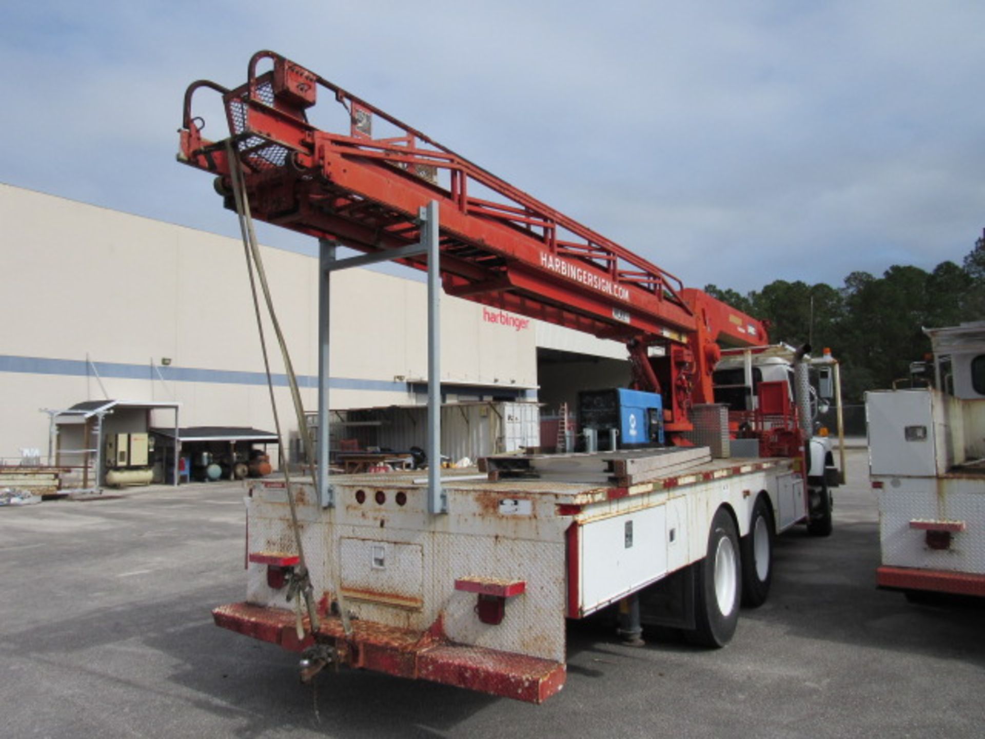 International 2000 Series 2654 Diesel Crane & Ladder Truck - Image 6 of 19