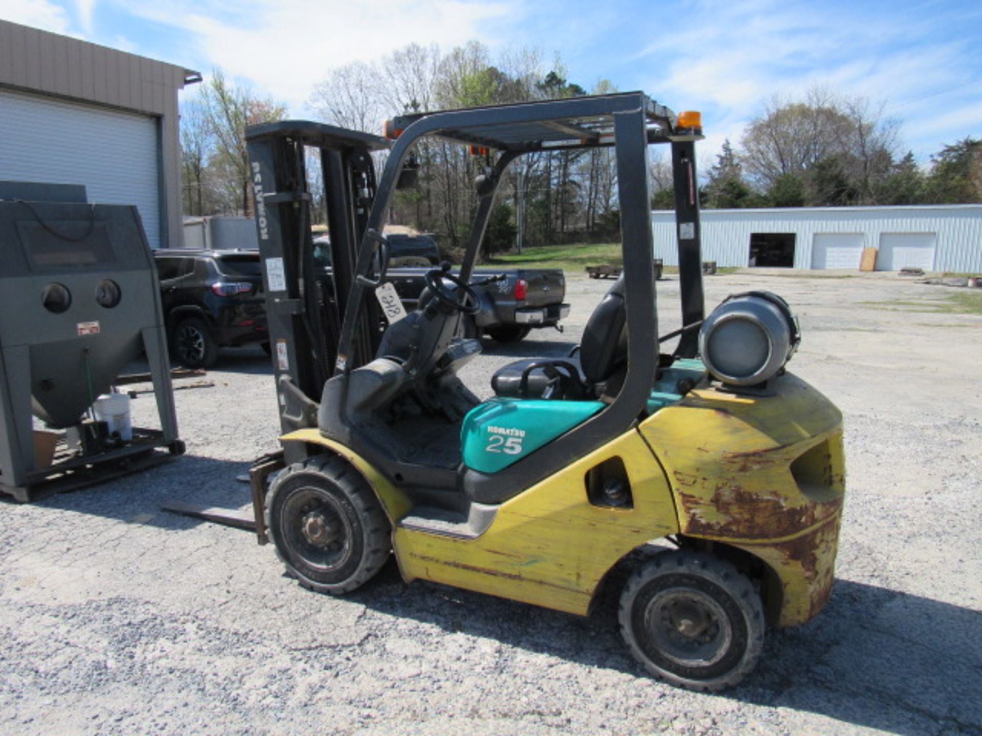 Komatsu 5,000lb Capacity Propane Forklift - Image 2 of 5