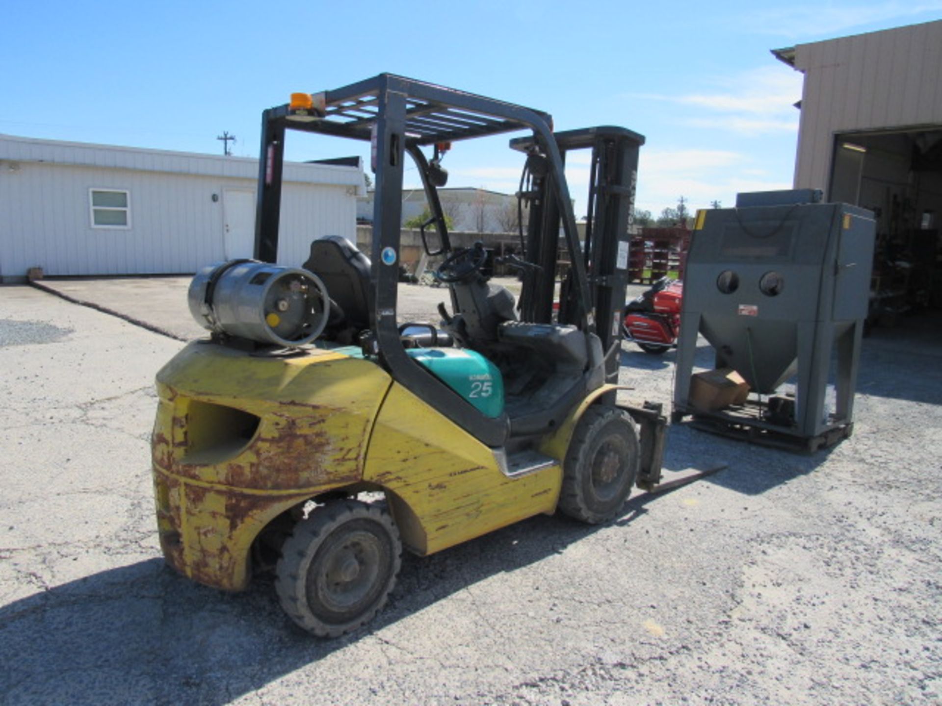 Komatsu 5,000lb Capacity Propane Forklift - Image 3 of 5