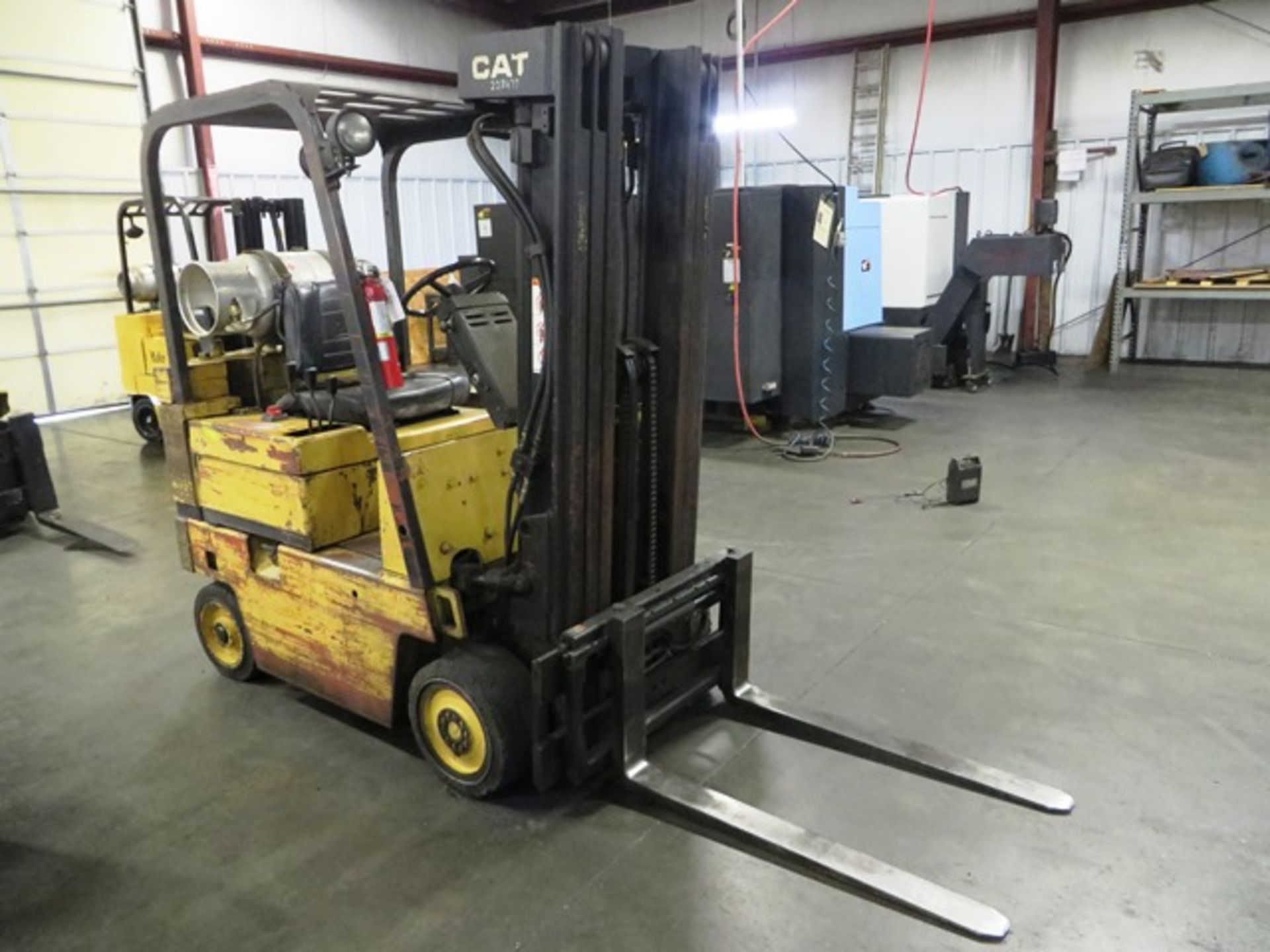 CAT Model T500 5,000lb Capacity Propane Forklift - Bild 3 aus 4