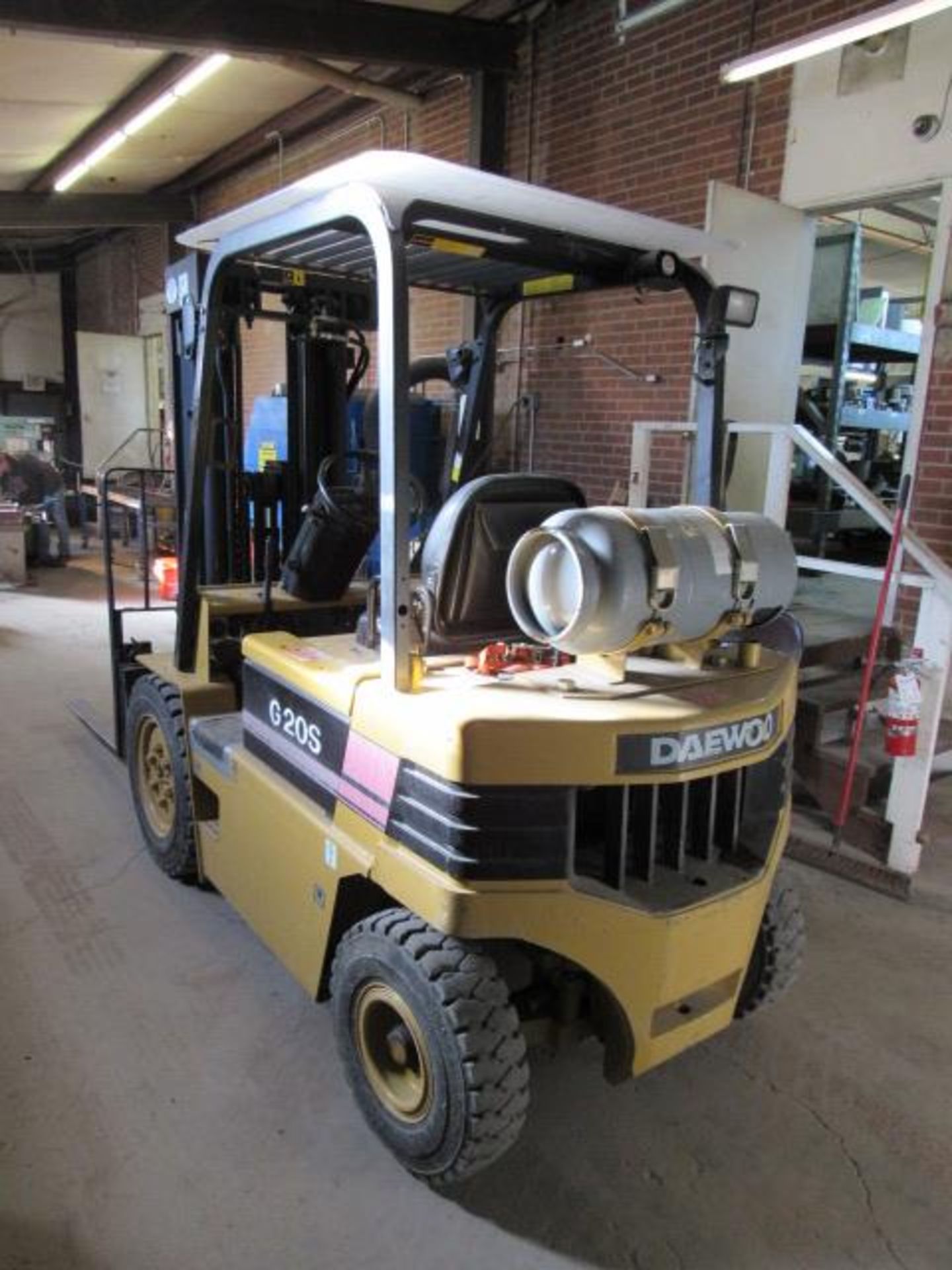 Daewoo 5500lb Capacity Propane Forklift - Image 4 of 9